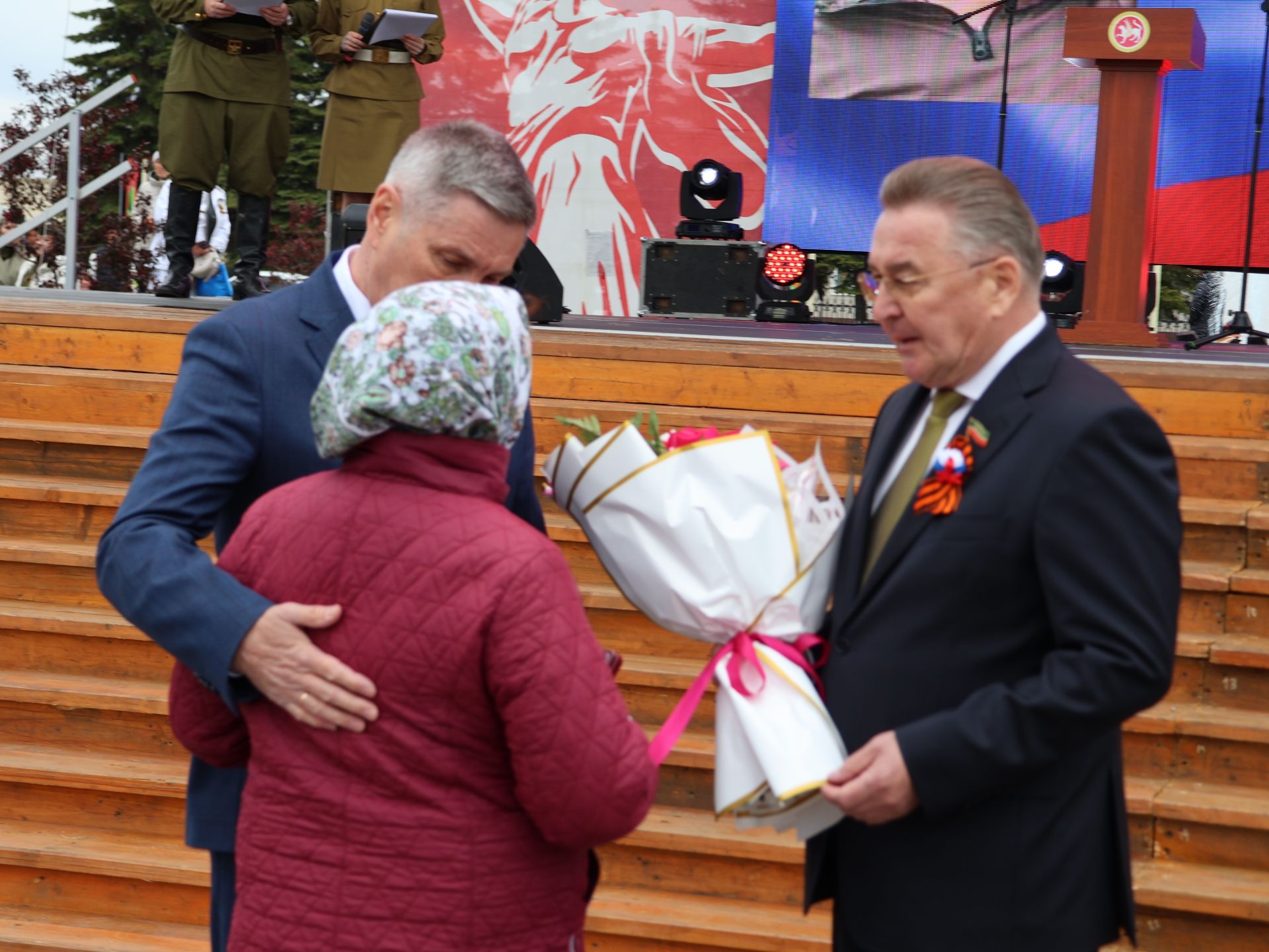 Җиңү килде җирне нурга күмеп, Шатлык белән күзне чылатып!