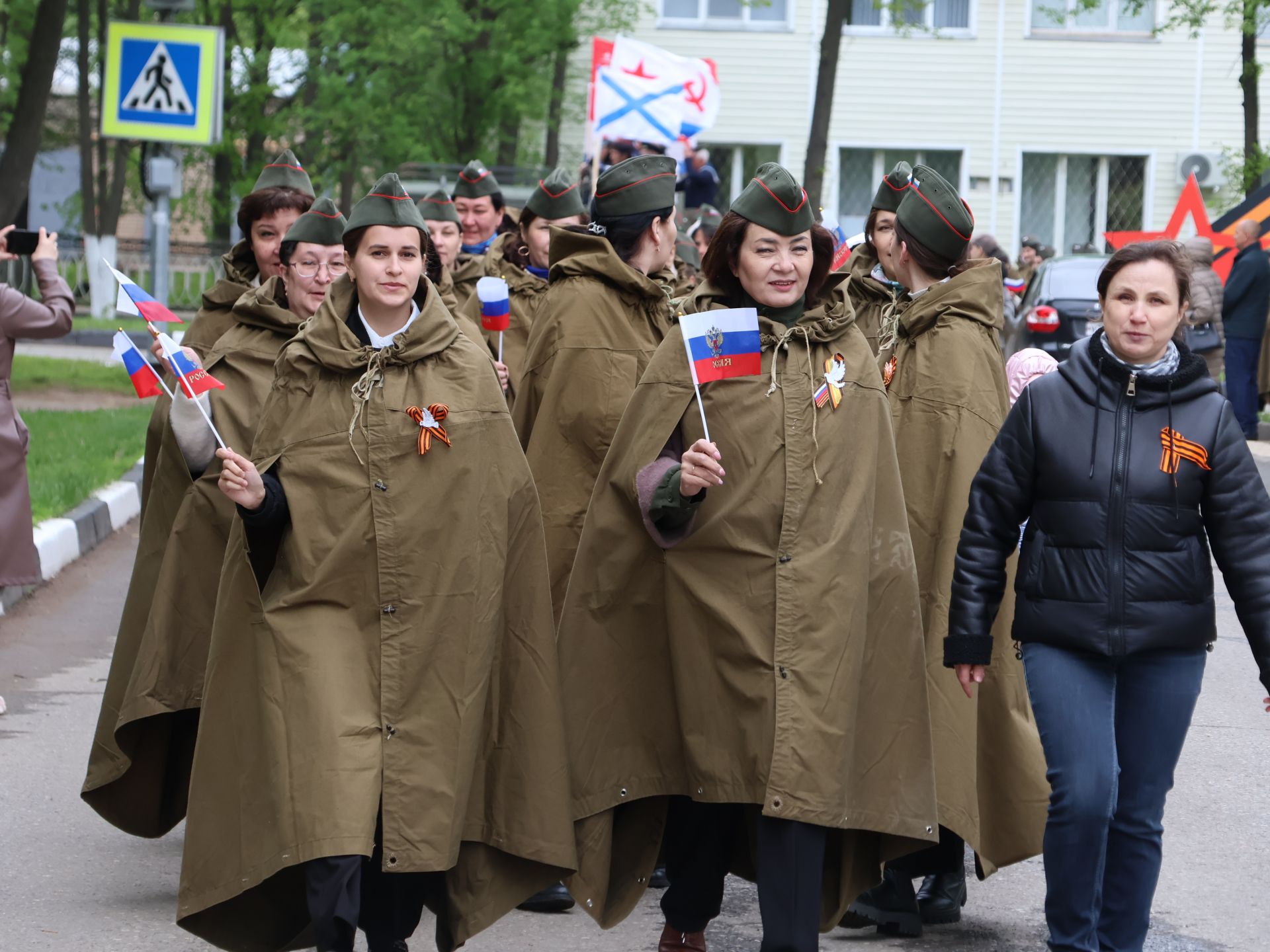 Җиңү килде җирне нурга күмеп, Шатлык белән күзне чылатып!