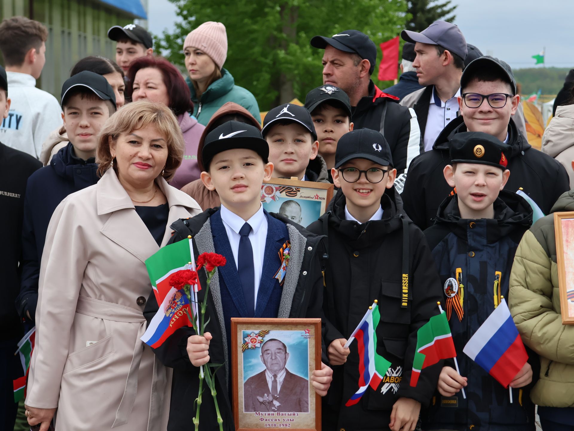 Җиңү килде җирне нурга күмеп, Шатлык белән күзне чылатып!
