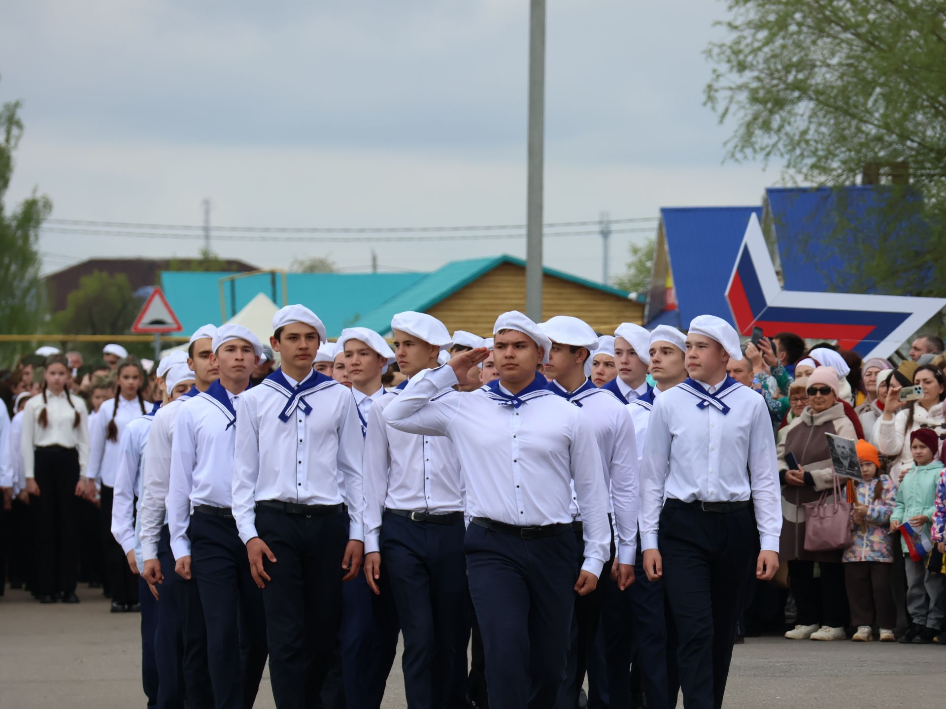 Җиңү килде җирне нурга күмеп, Шатлык белән күзне чылатып!
