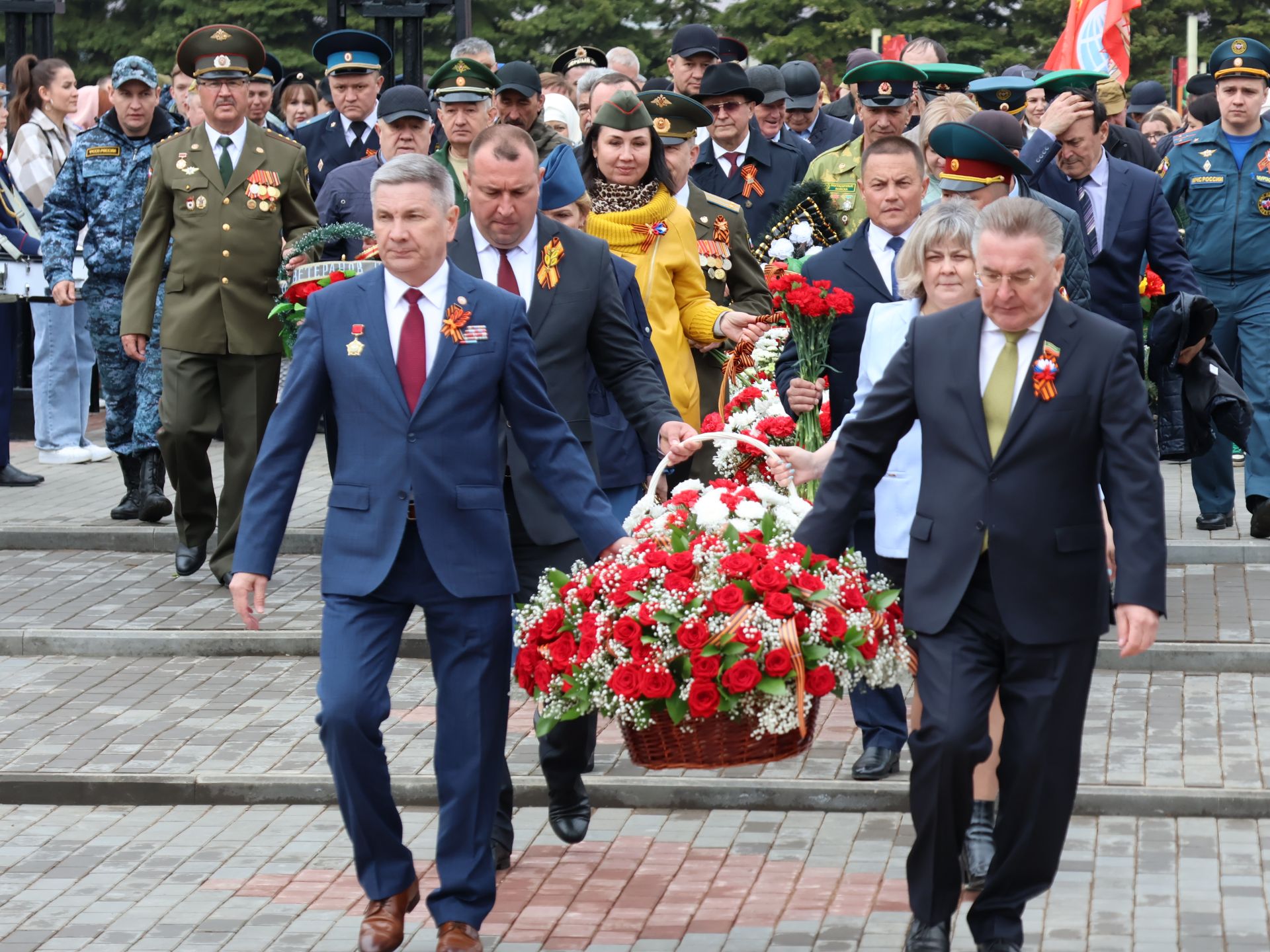 Җиңү килде җирне нурга күмеп, Шатлык белән күзне чылатып!