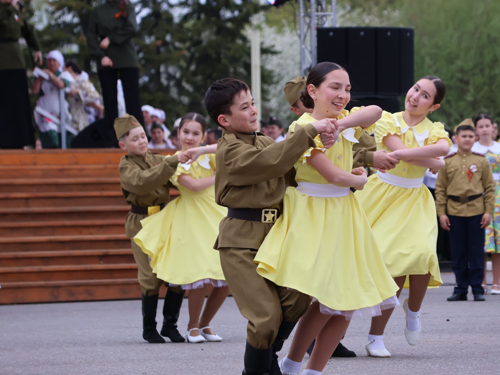 Җиңү килде җирне нурга күмеп, Шатлык белән күзне чылатып!