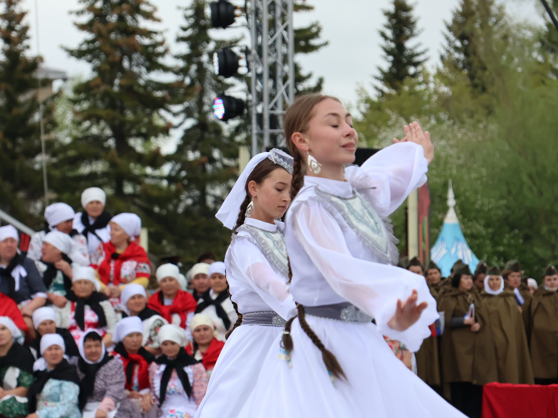 Җиңү килде җирне нурга күмеп, Шатлык белән күзне чылатып!