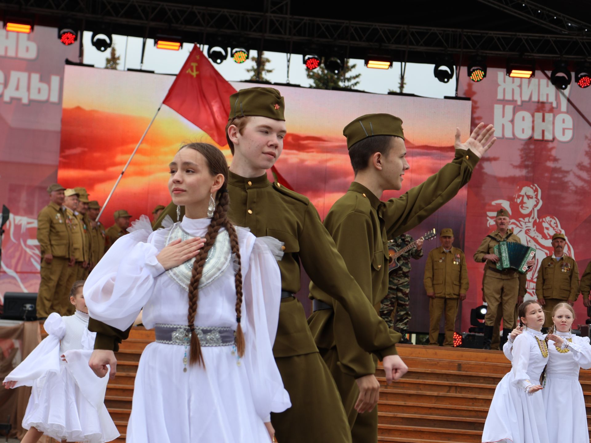 Җиңү килде җирне нурга күмеп, Шатлык белән күзне чылатып!