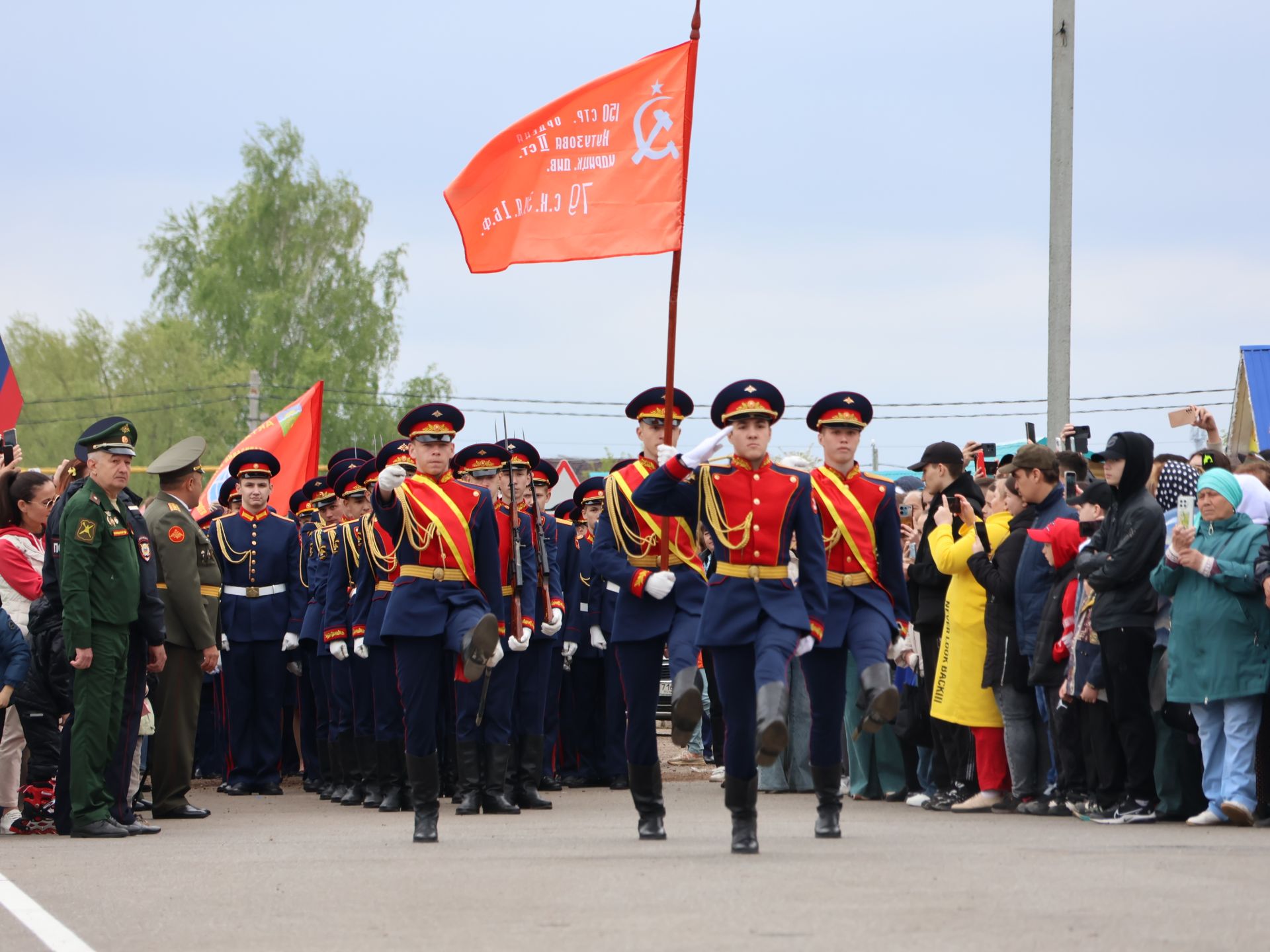 Җиңү килде җирне нурга күмеп, Шатлык белән күзне чылатып!