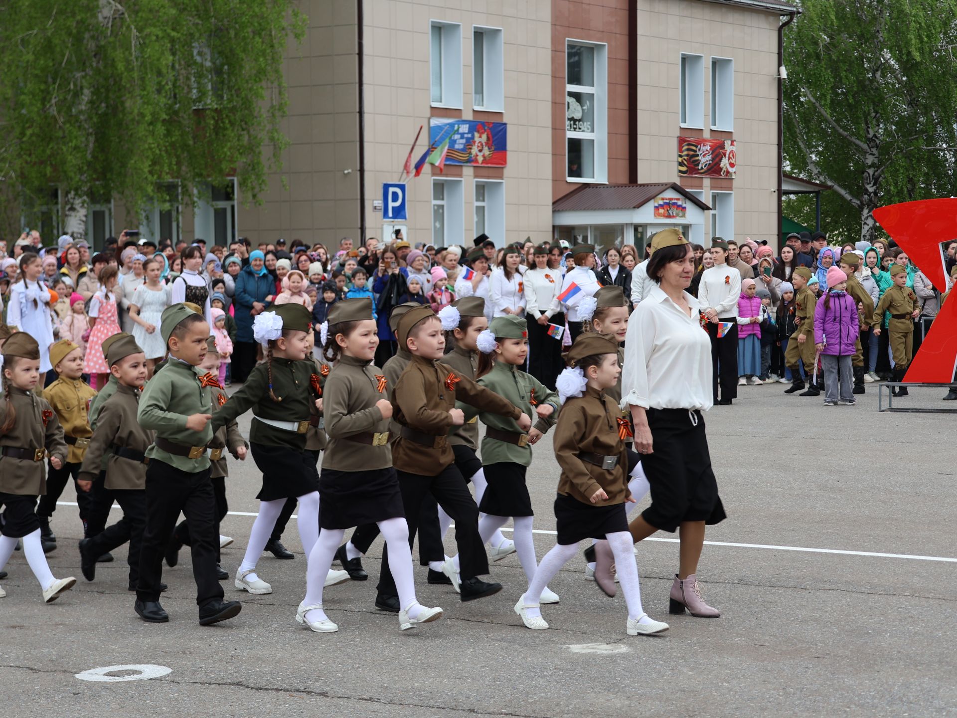Җиңү килде җирне нурга күмеп, Шатлык белән күзне чылатып!