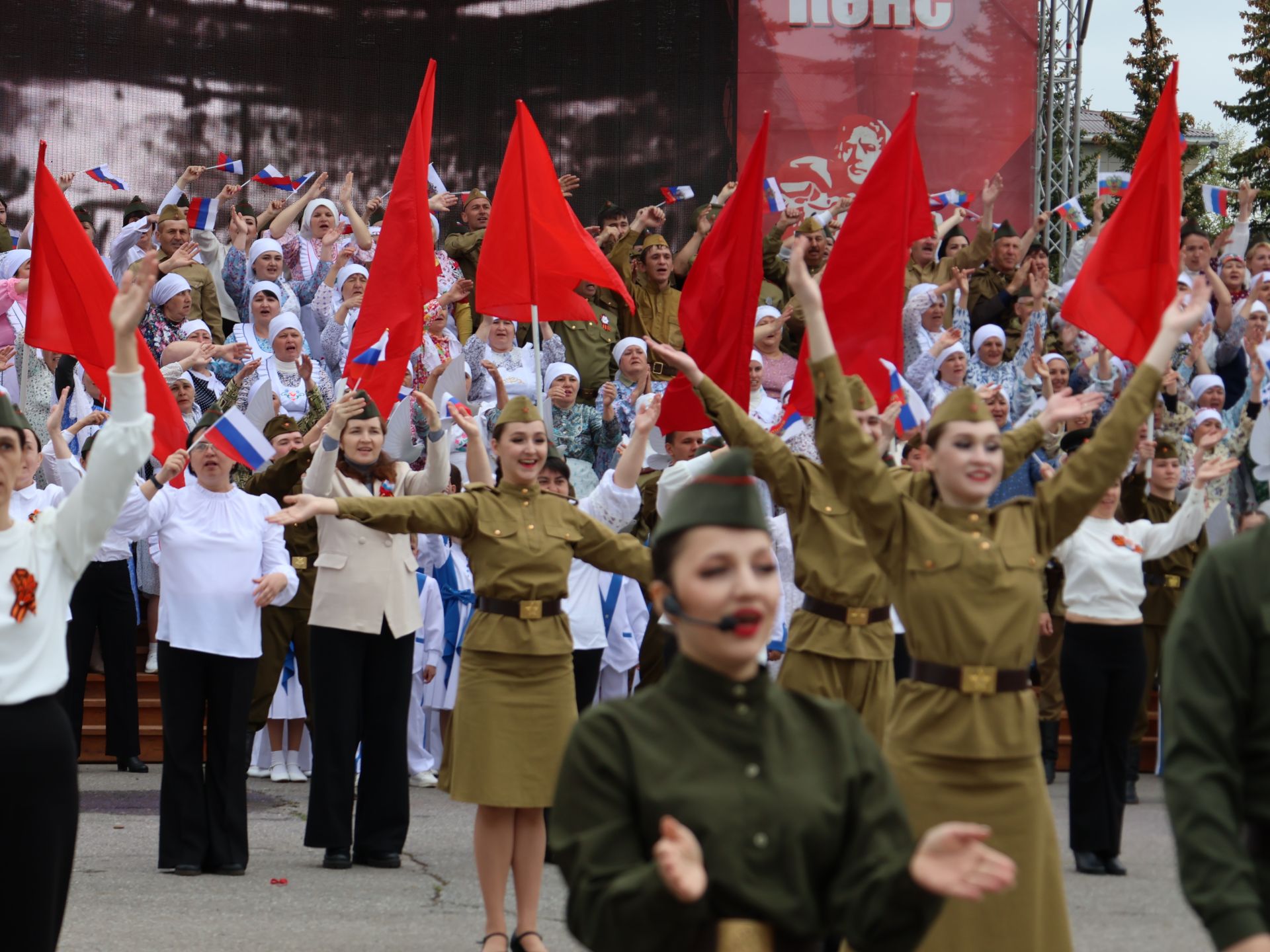 Җиңү килде җирне нурга күмеп, Шатлык белән күзне чылатып!