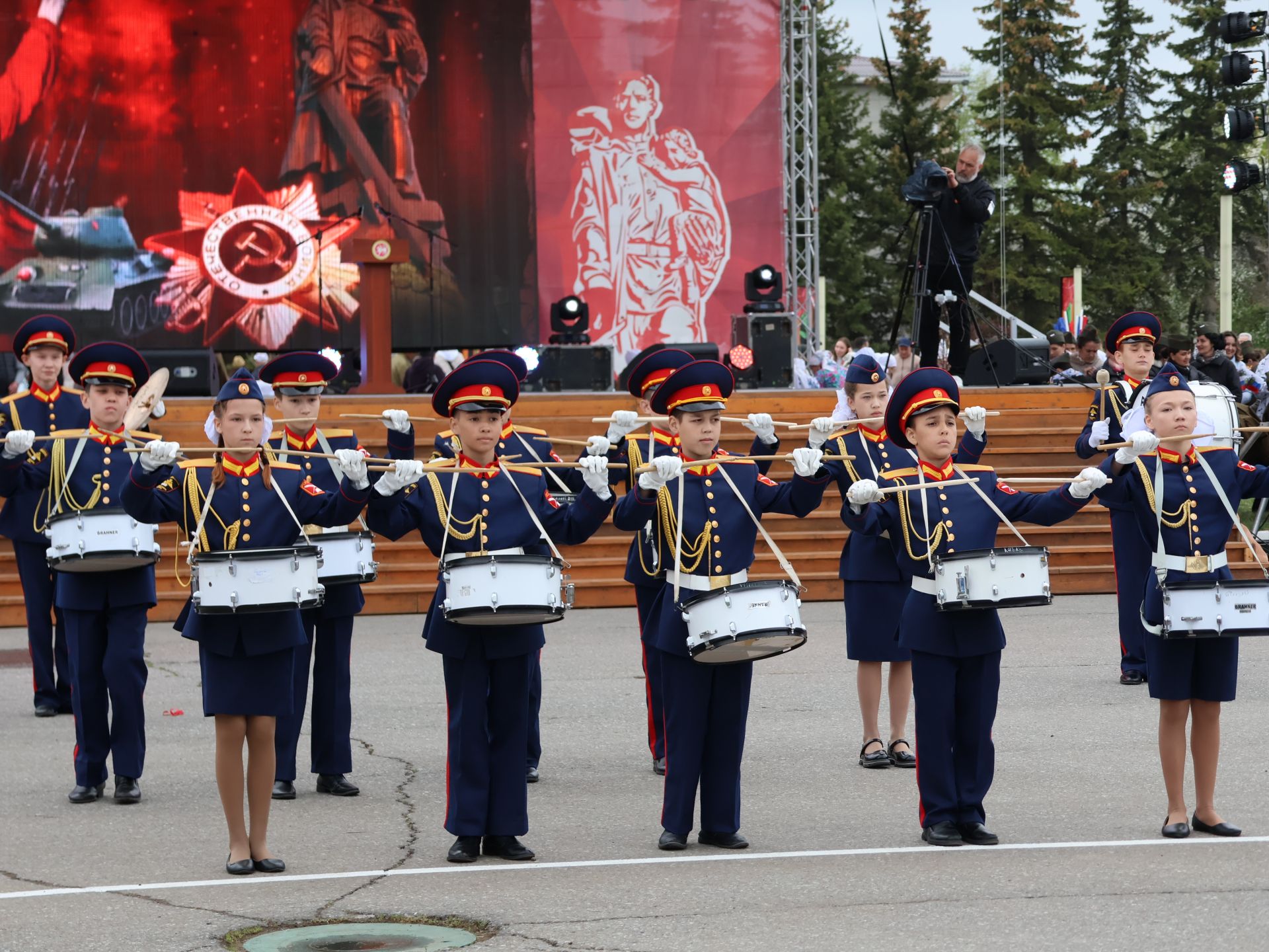 Җиңү килде җирне нурга күмеп, Шатлык белән күзне чылатып!
