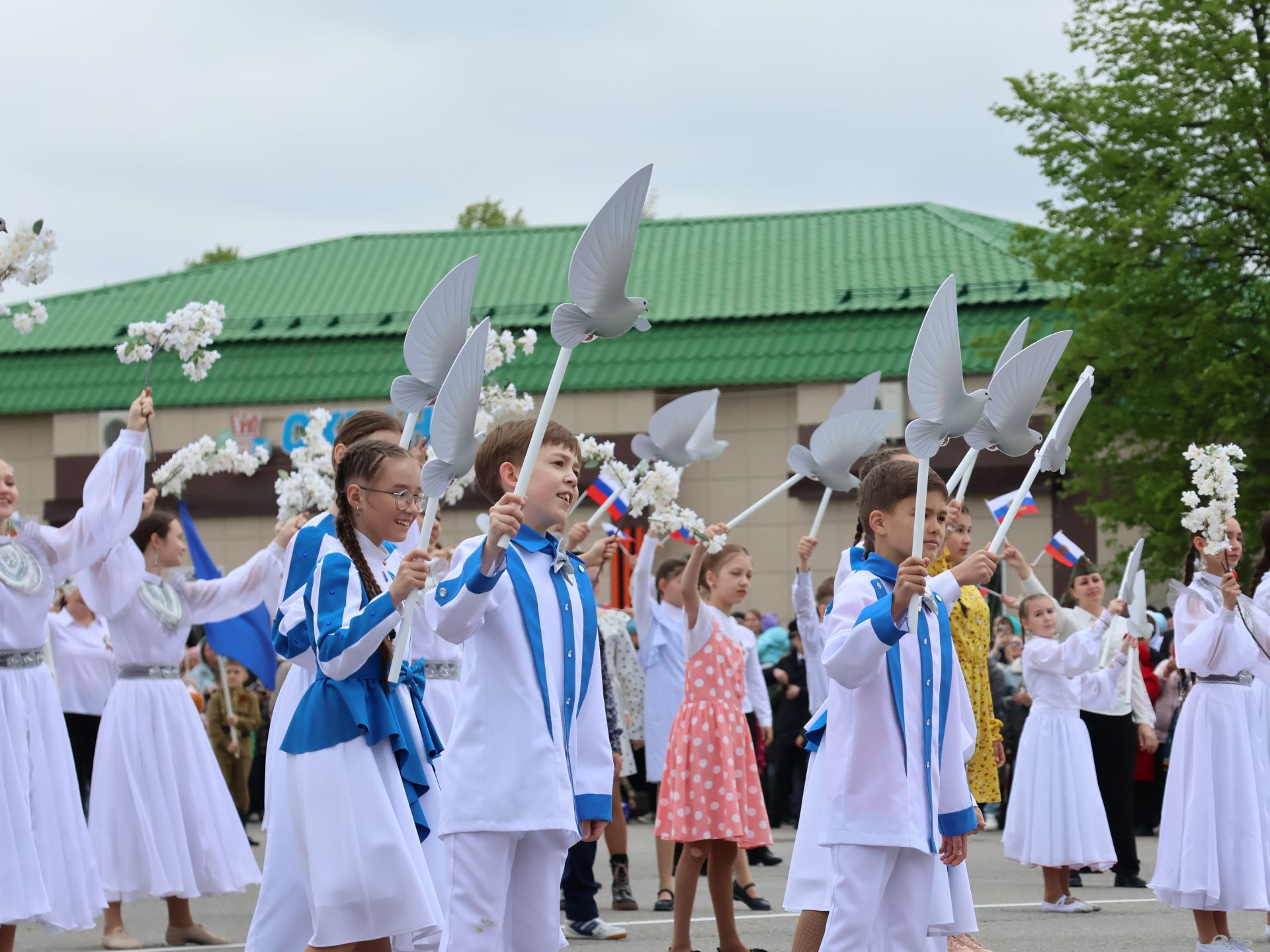 Җиңү килде җирне нурга күмеп, Шатлык белән күзне чылатып!