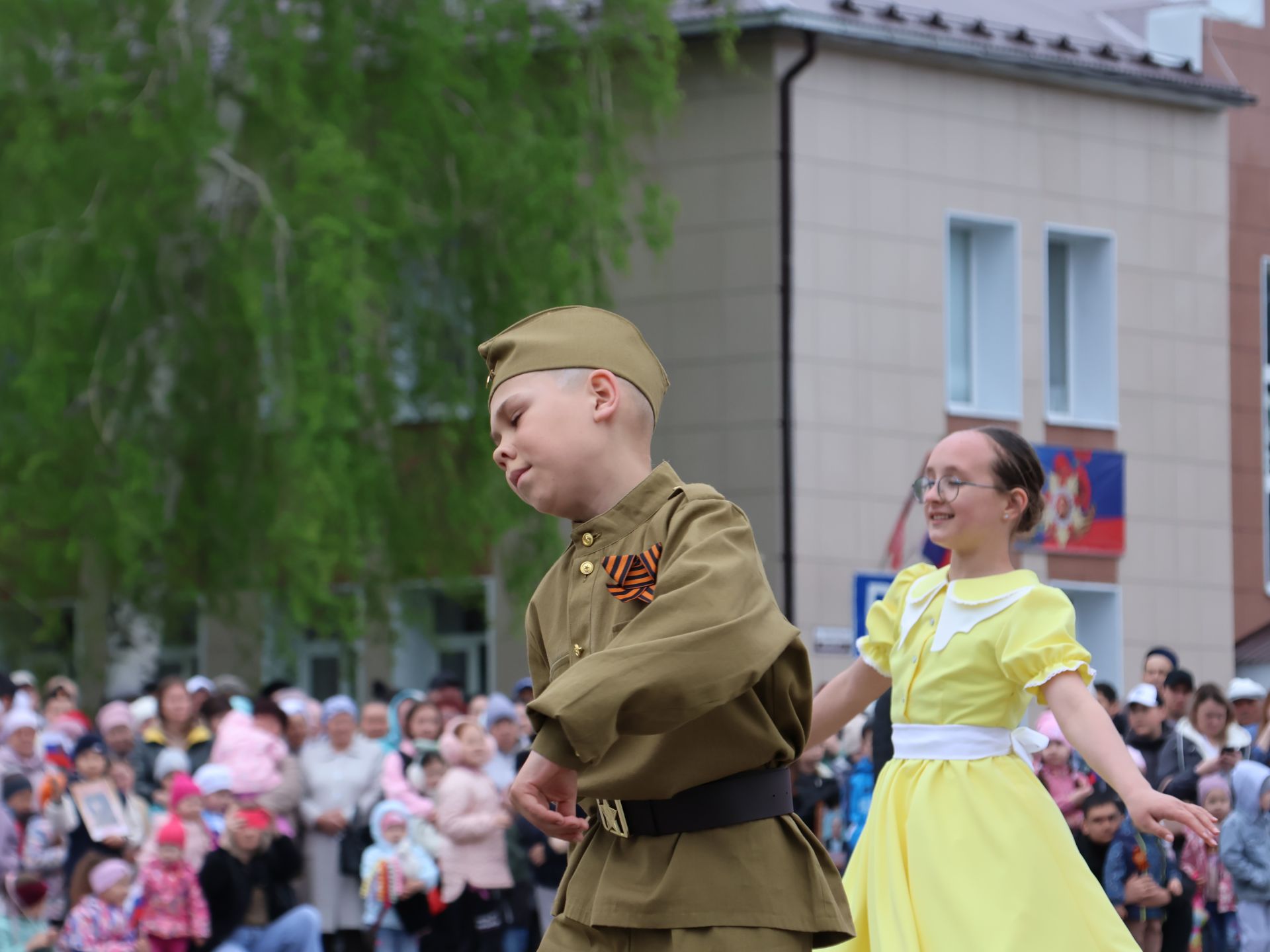 Җиңү килде җирне нурга күмеп, Шатлык белән күзне чылатып!