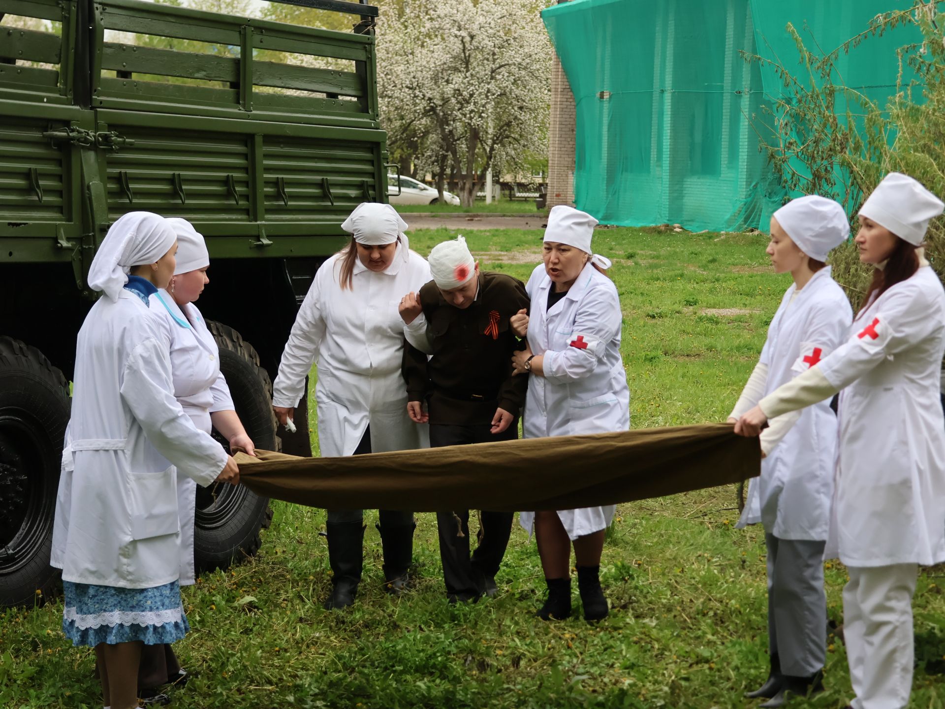 Җиңү килде җирне нурга күмеп, Шатлык белән күзне чылатып!