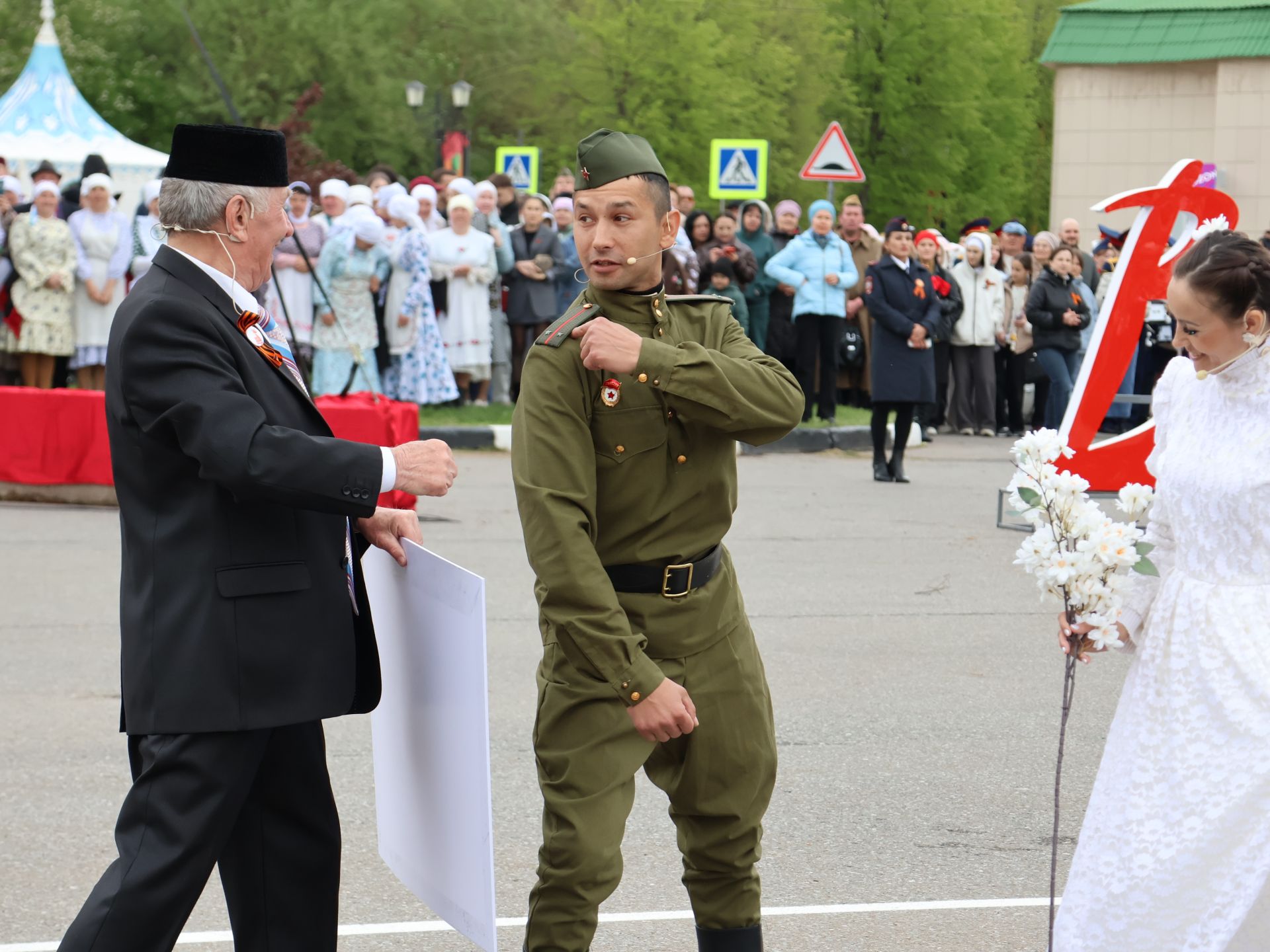 Җиңү килде җирне нурга күмеп, Шатлык белән күзне чылатып!