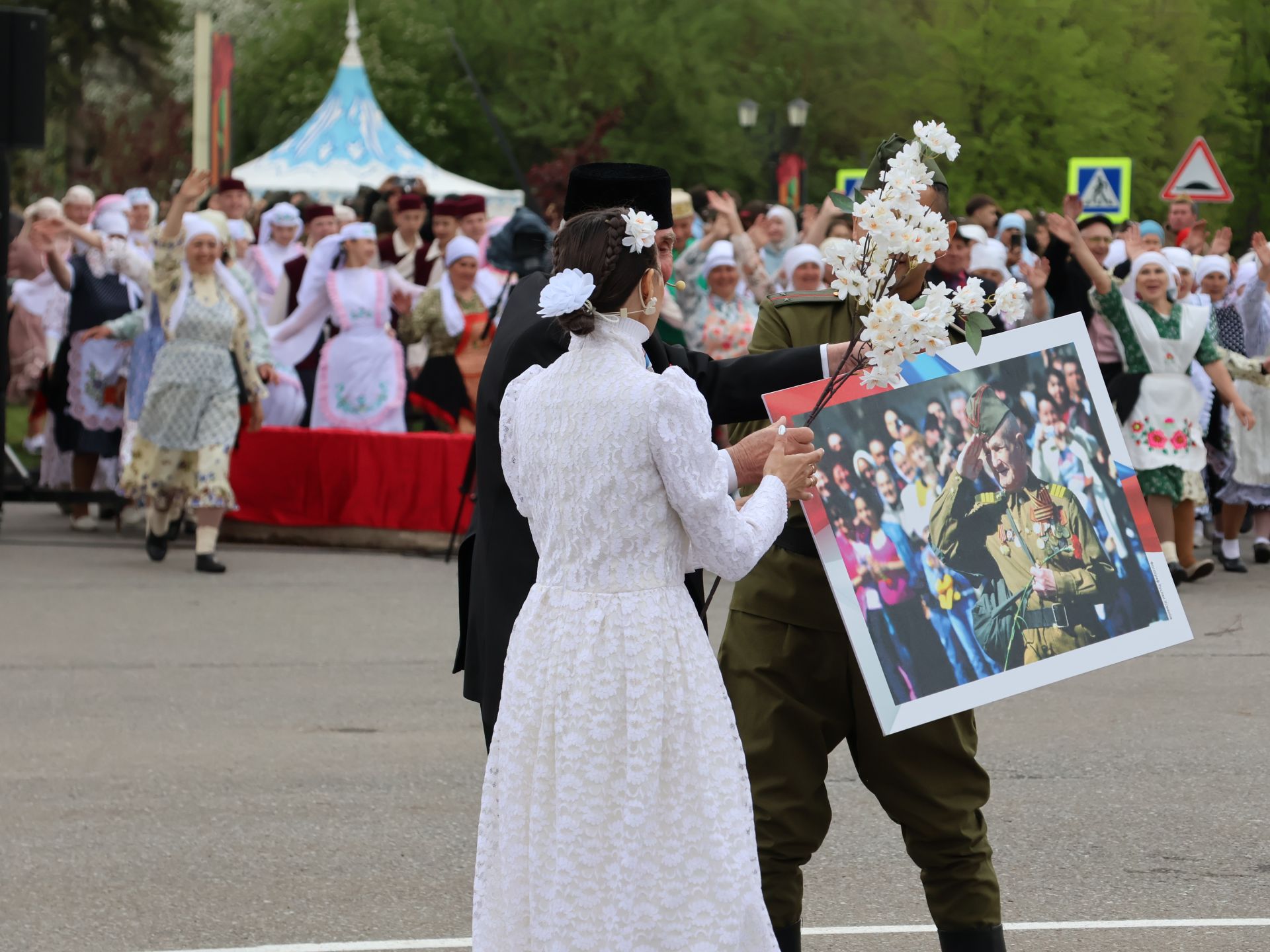 Җиңү килде җирне нурга күмеп, Шатлык белән күзне чылатып!