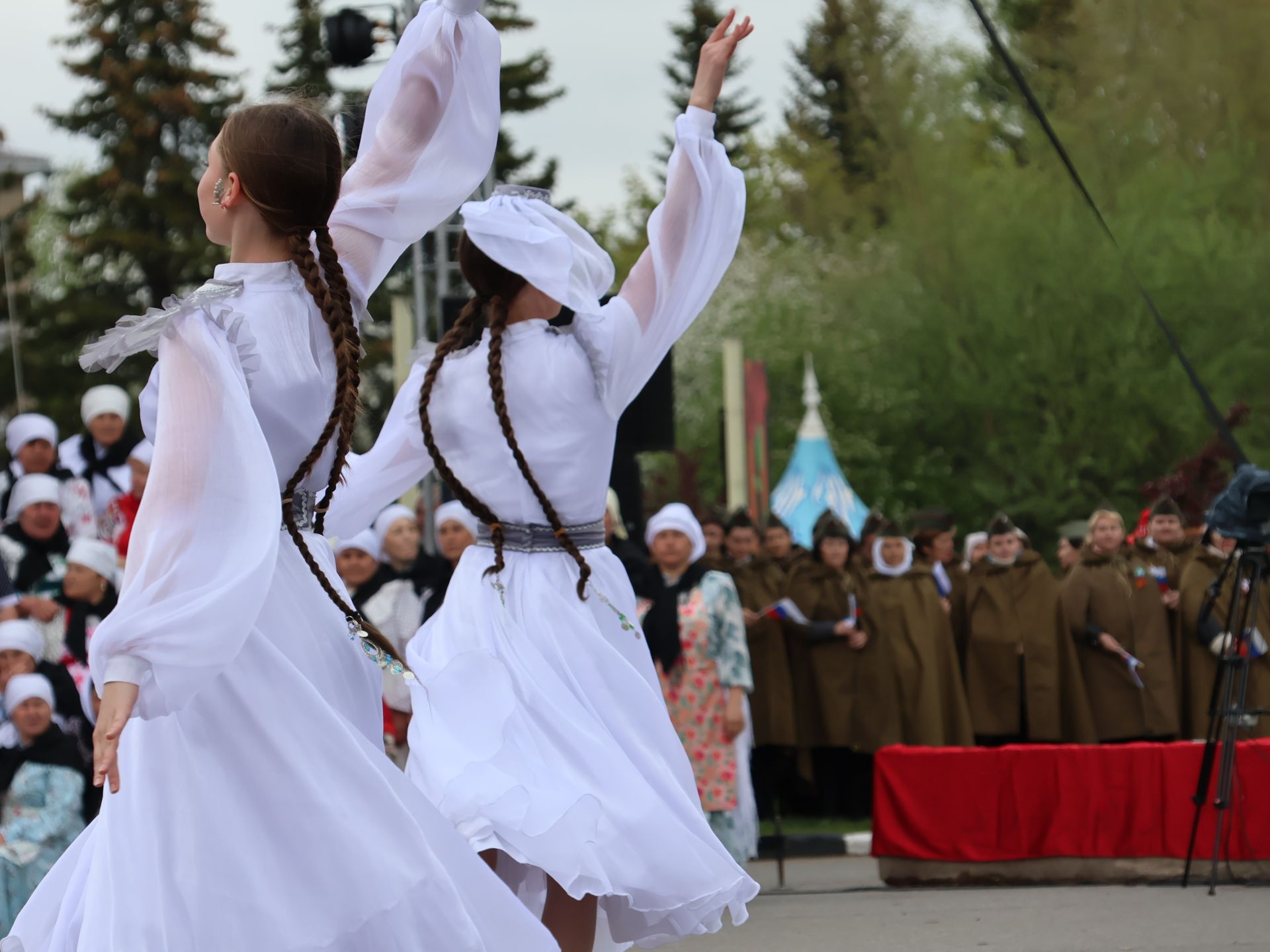 Җиңү килде җирне нурга күмеп, Шатлык белән күзне чылатып!