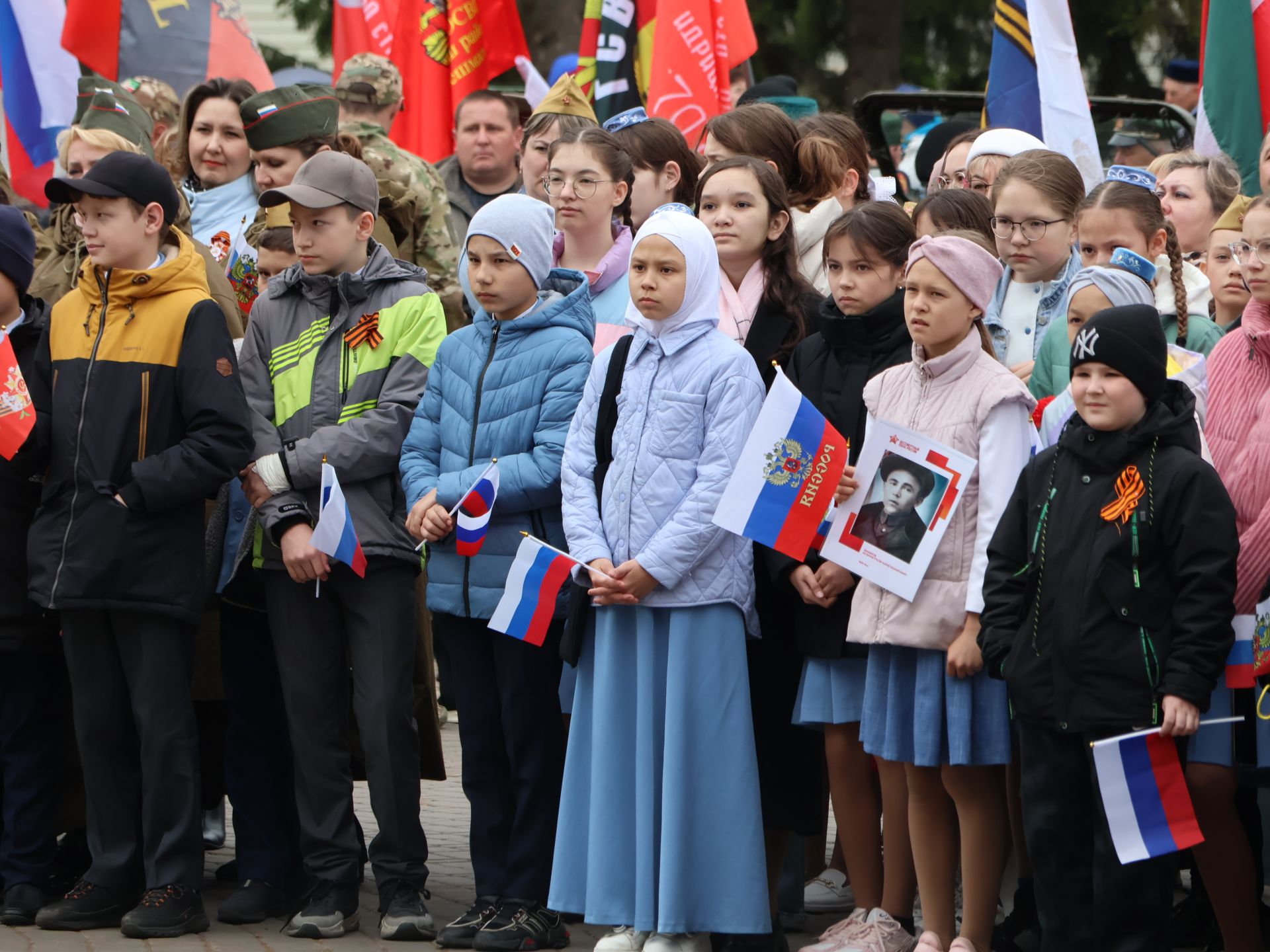 Җиңү килде җирне нурга күмеп, Шатлык белән күзне чылатып!