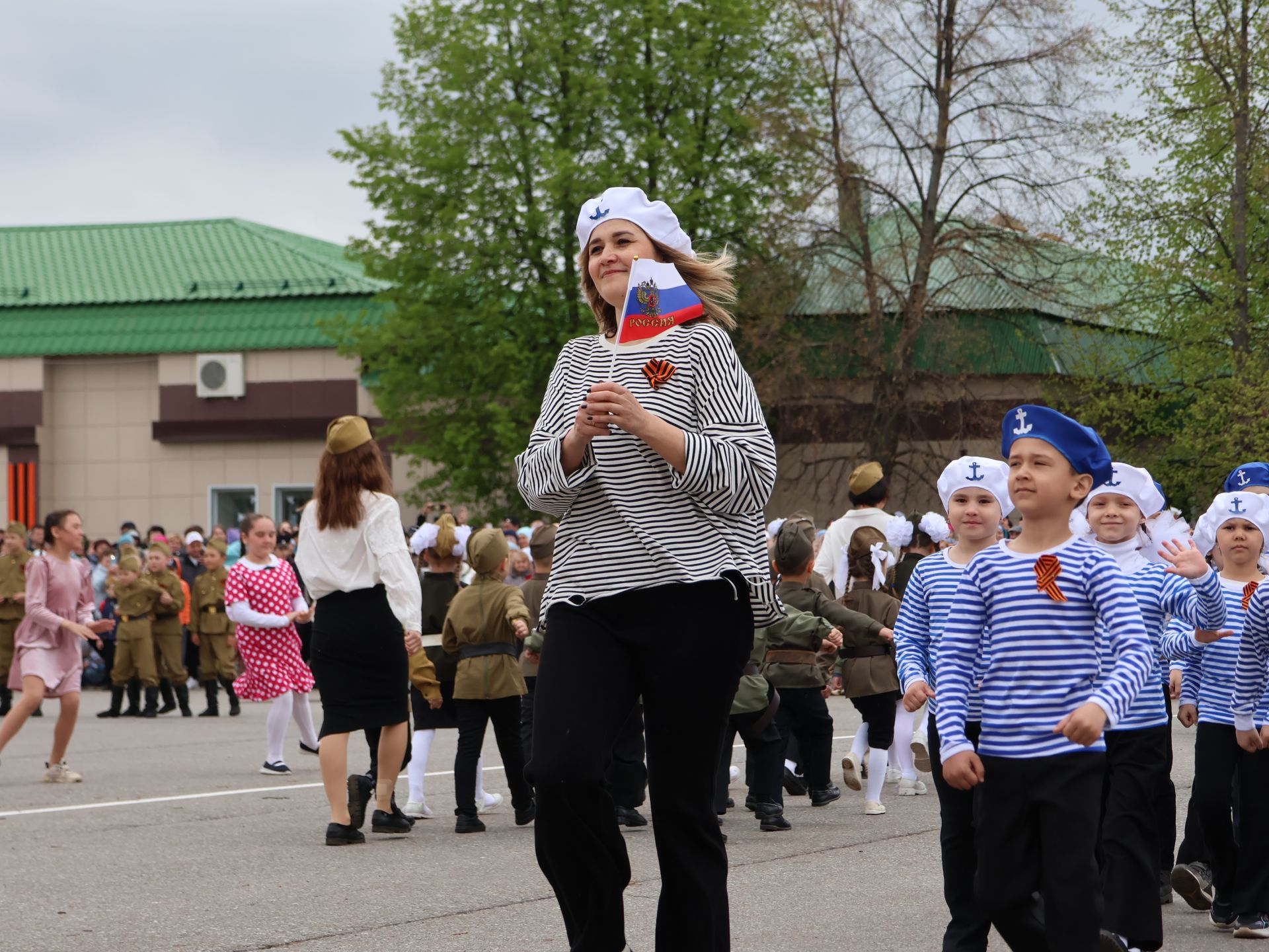 Җиңү килде җирне нурга күмеп, Шатлык белән күзне чылатып!