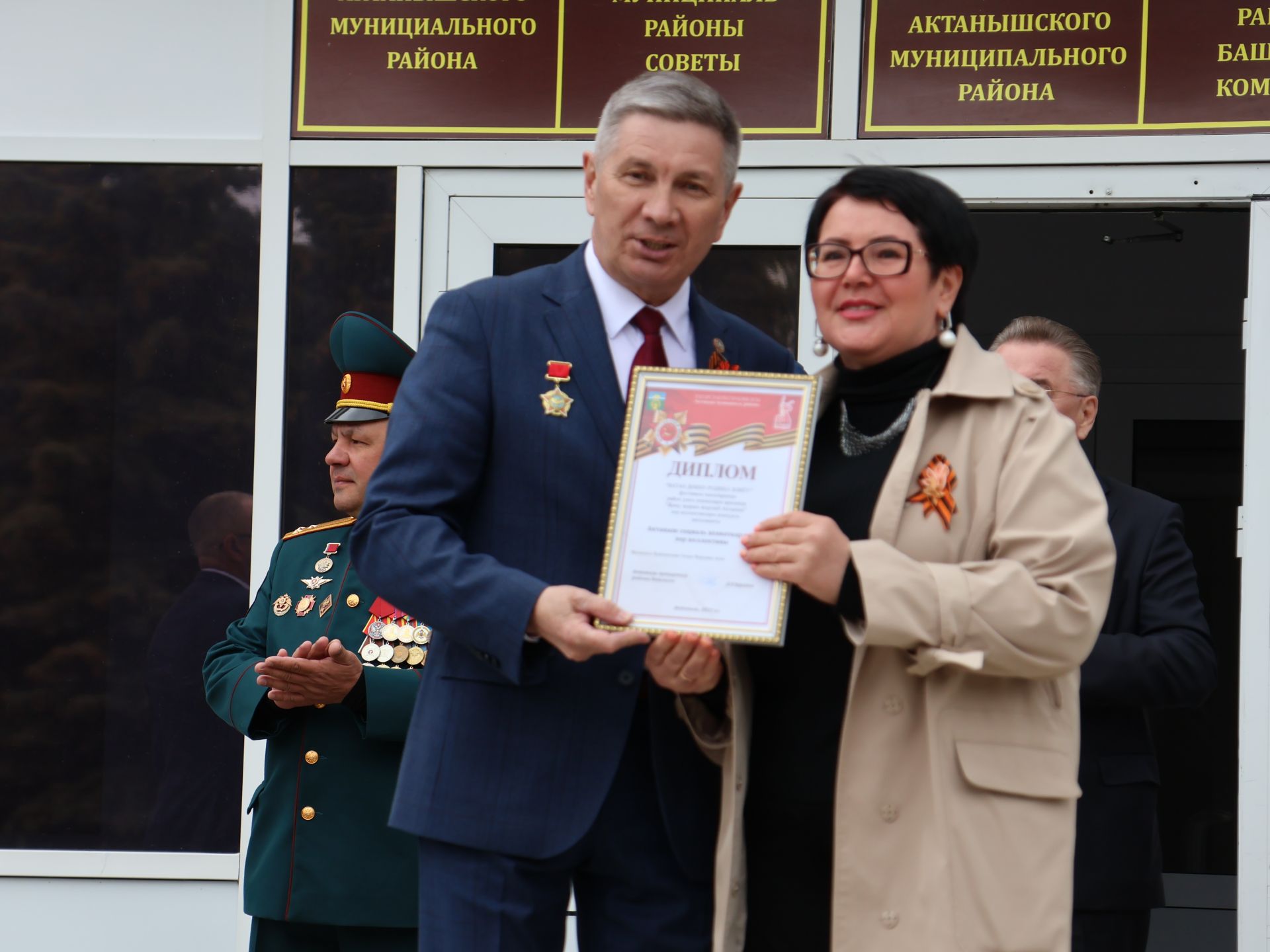 Җиңү килде җирне нурга күмеп, Шатлык белән күзне чылатып!