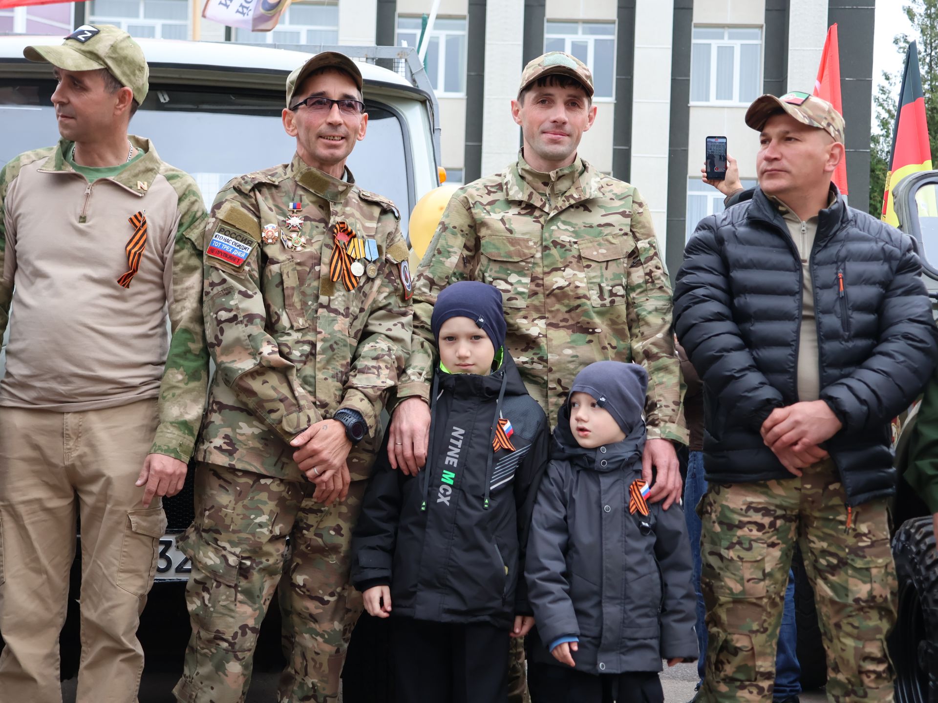 Җиңү килде җирне нурга күмеп, Шатлык белән күзне чылатып!