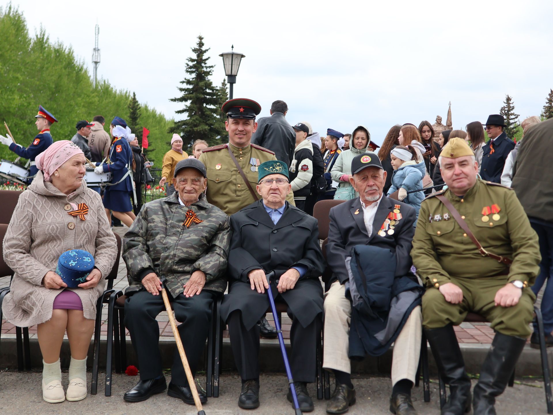 Җиңү килде җирне нурга күмеп, Шатлык белән күзне чылатып!