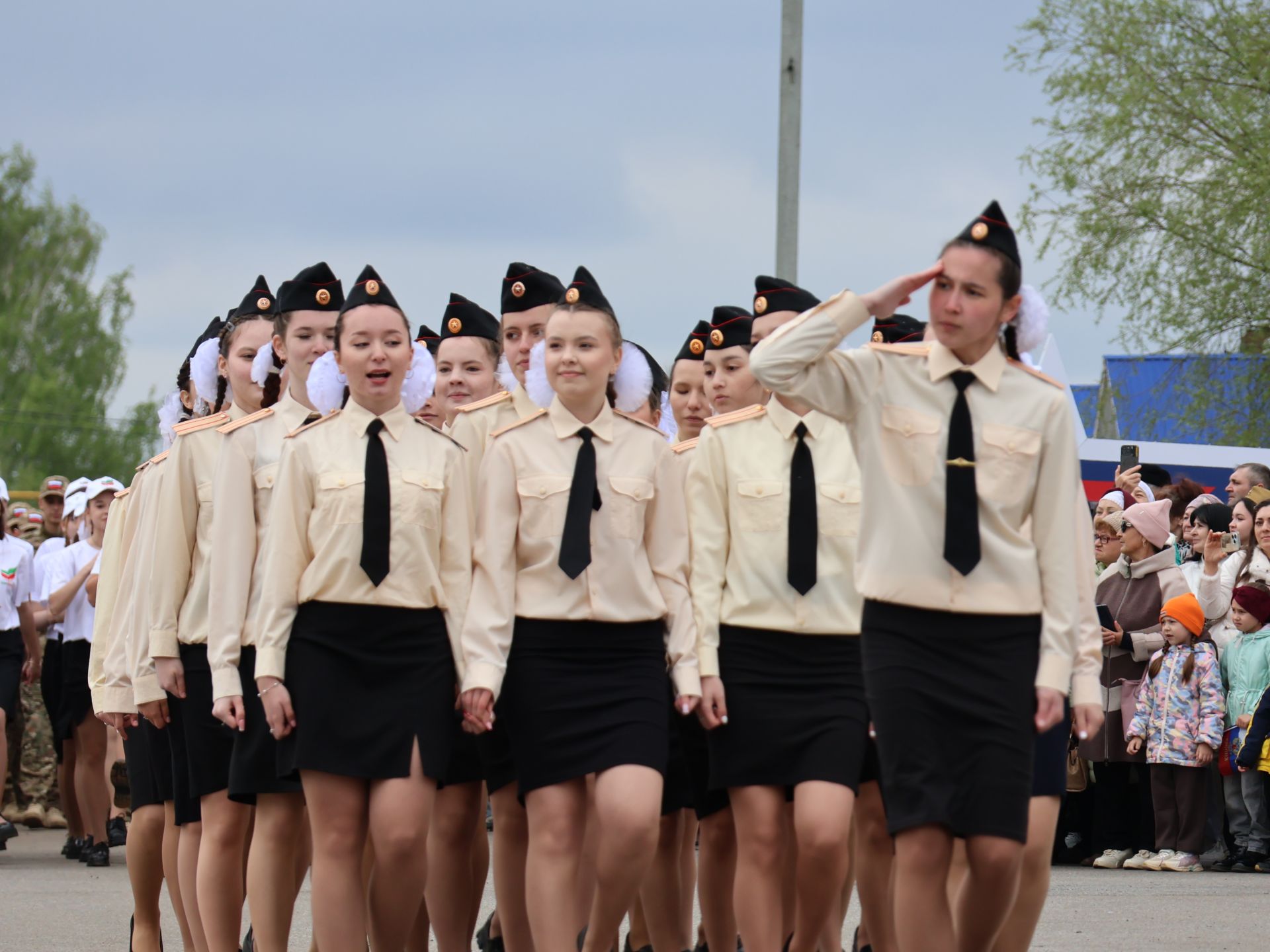 Җиңү килде җирне нурга күмеп, Шатлык белән күзне чылатып!