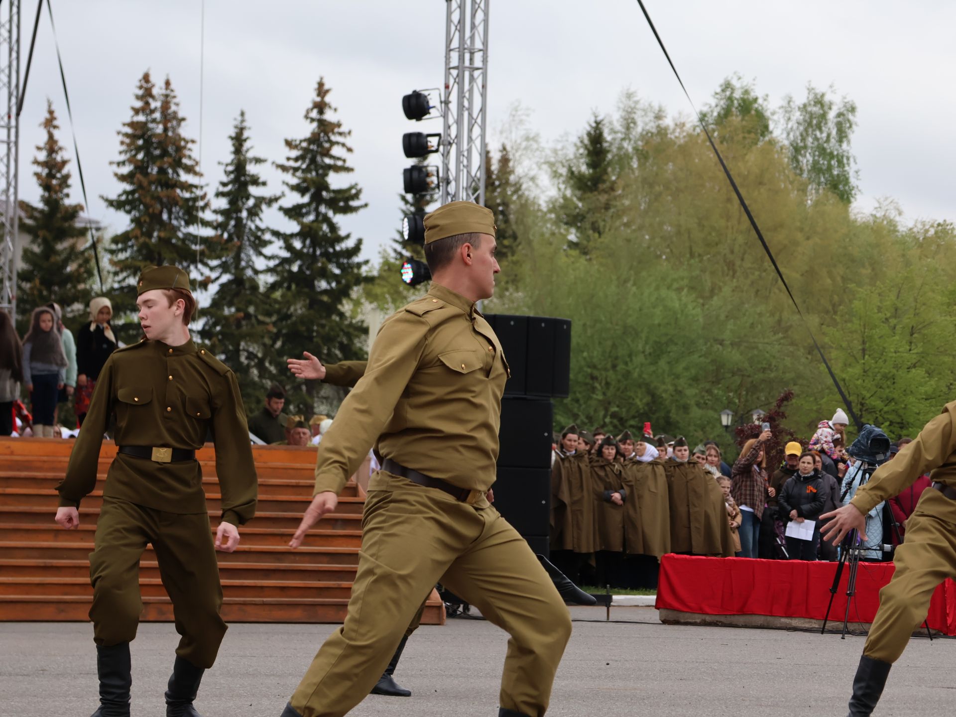 Җиңү килде җирне нурга күмеп, Шатлык белән күзне чылатып!