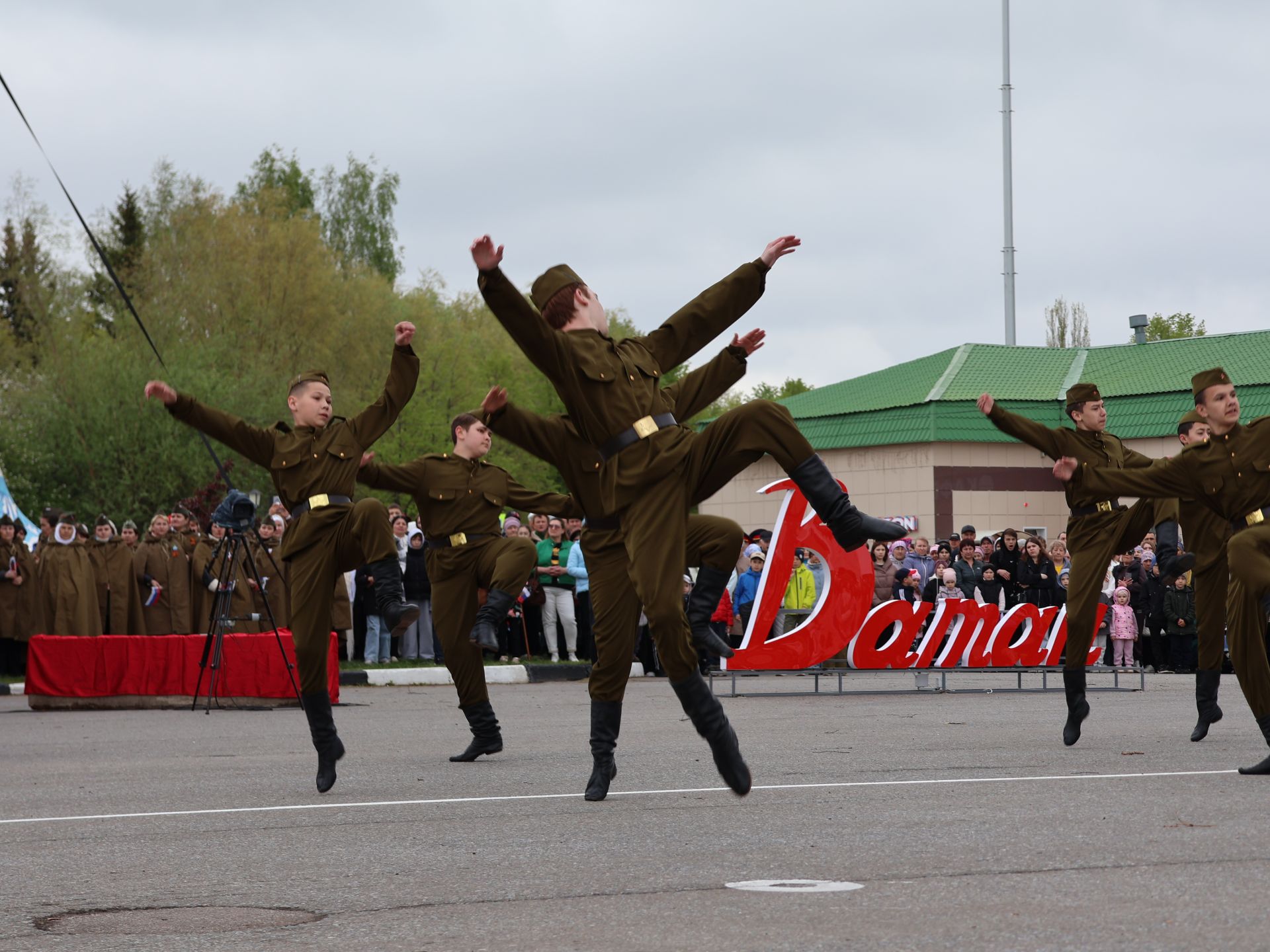 Җиңү килде җирне нурга күмеп, Шатлык белән күзне чылатып!