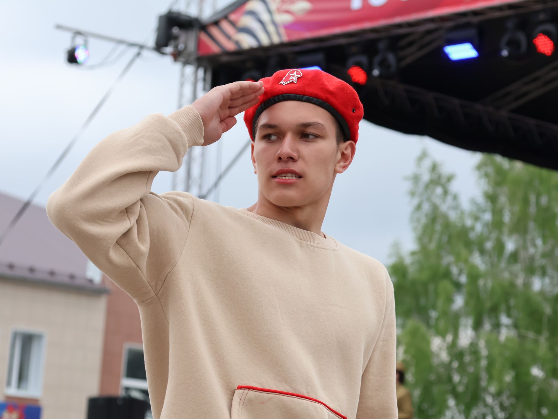Җиңү килде җирне нурга күмеп, Шатлык белән күзне чылатып!