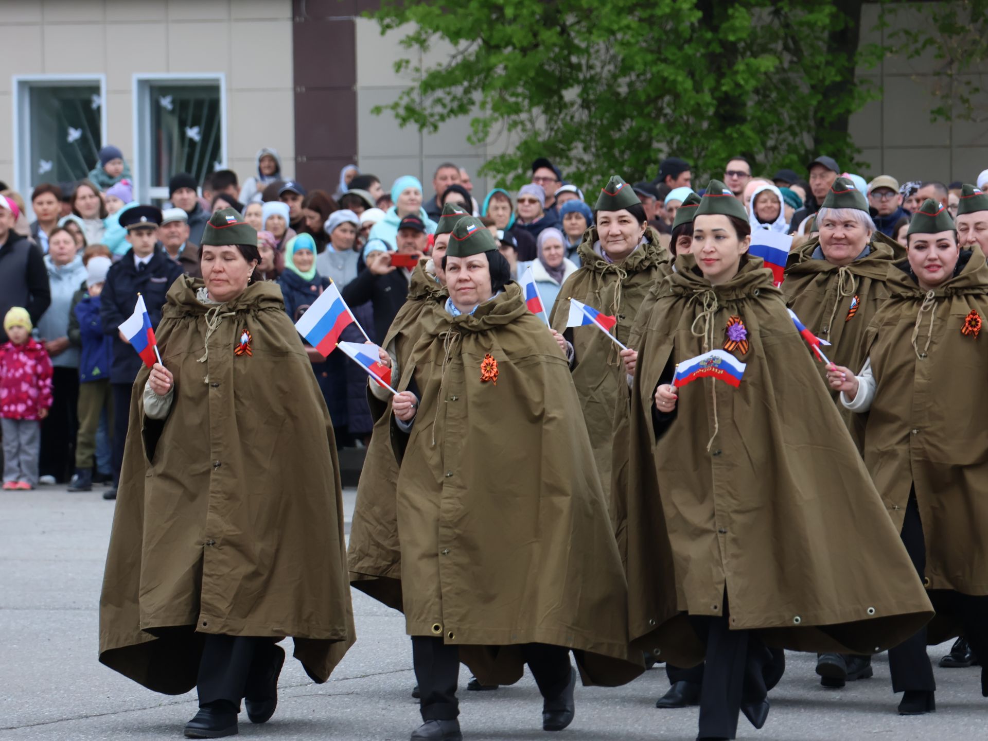 Җиңү килде җирне нурга күмеп, Шатлык белән күзне чылатып!