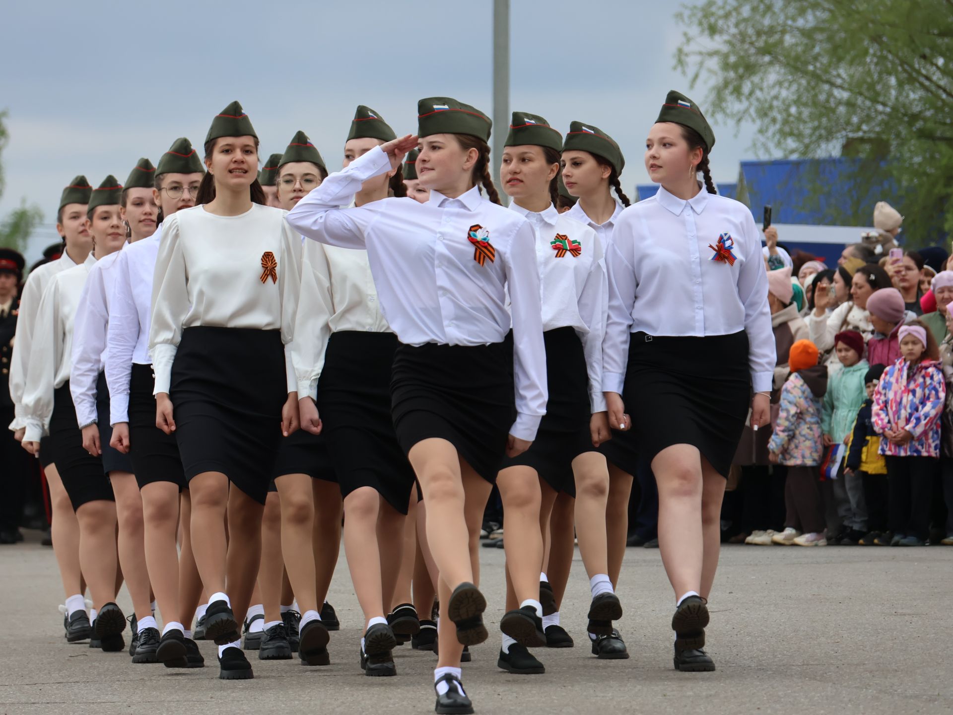 Җиңү килде җирне нурга күмеп, Шатлык белән күзне чылатып!