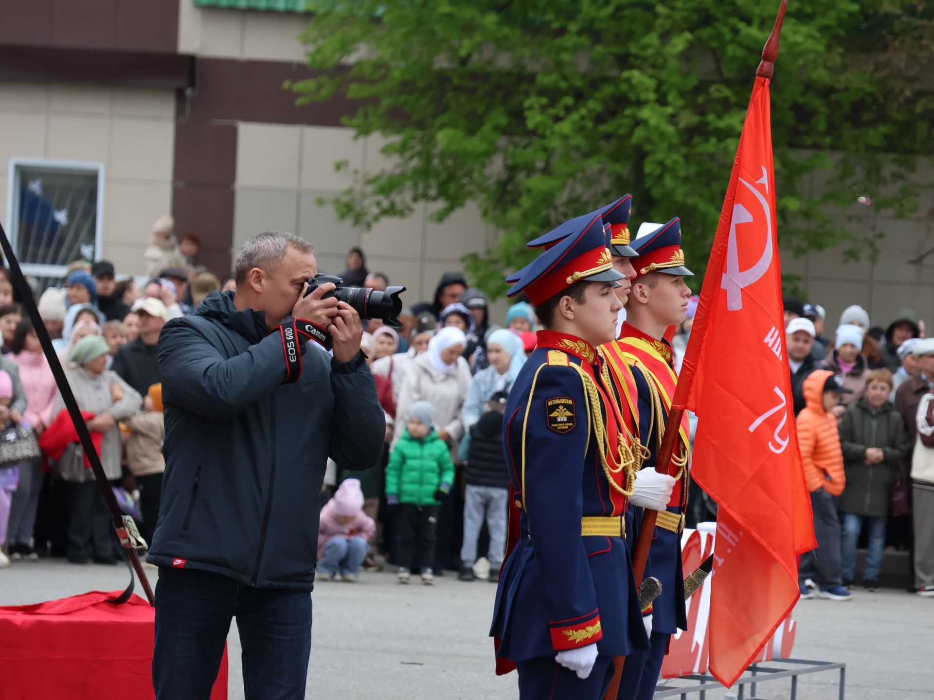 Җиңү килде җирне нурга күмеп, Шатлык белән күзне чылатып!