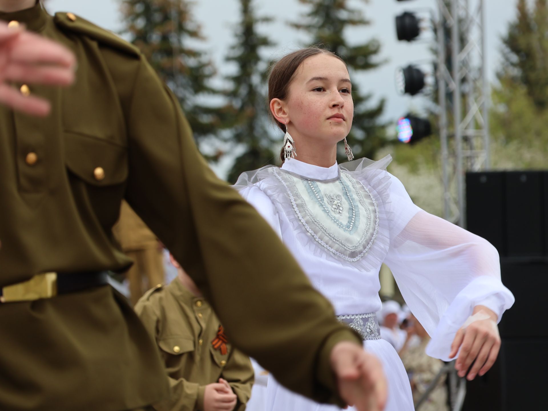 Җиңү килде җирне нурга күмеп, Шатлык белән күзне чылатып!