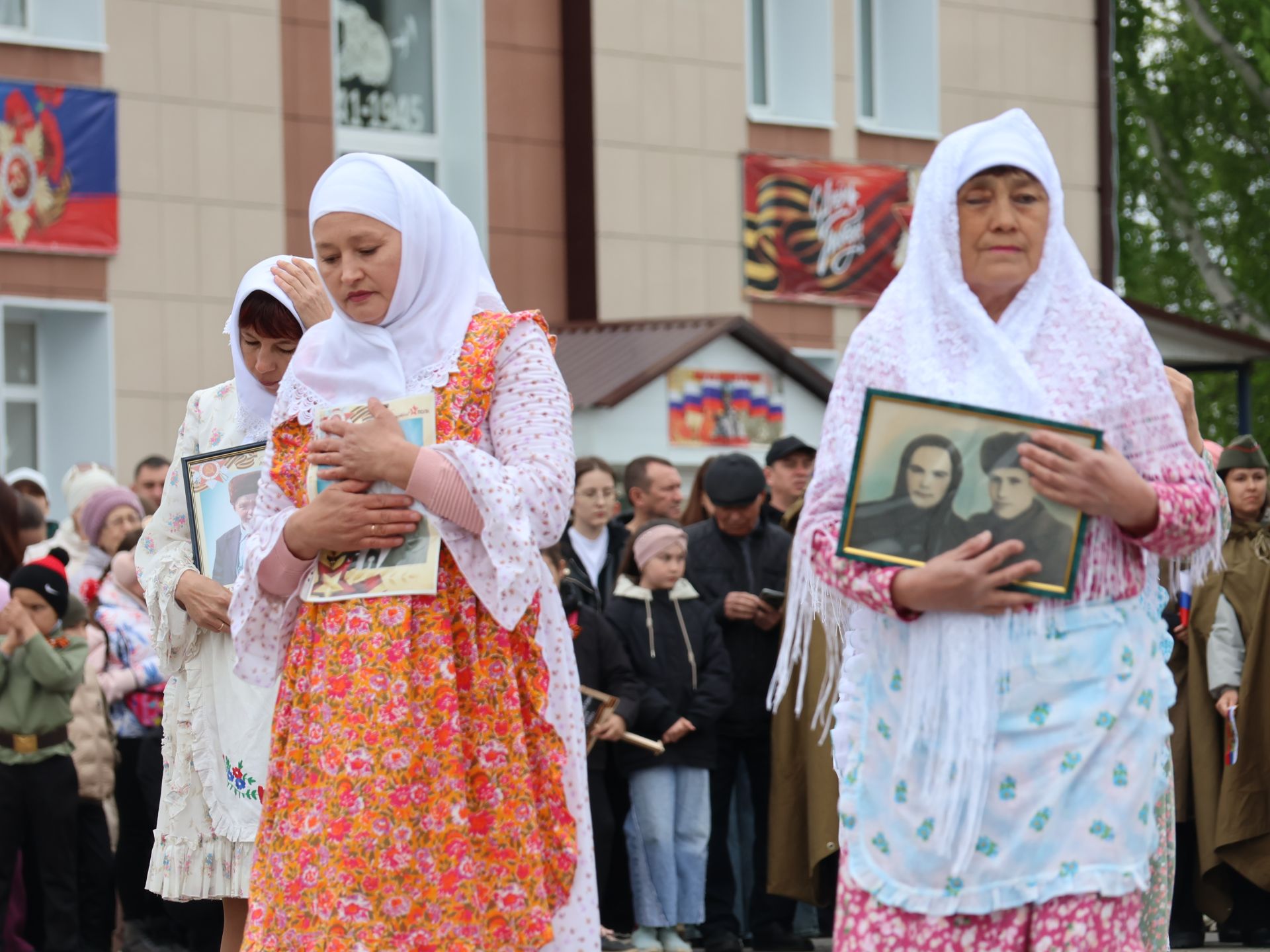 Җиңү килде җирне нурга күмеп, Шатлык белән күзне чылатып!