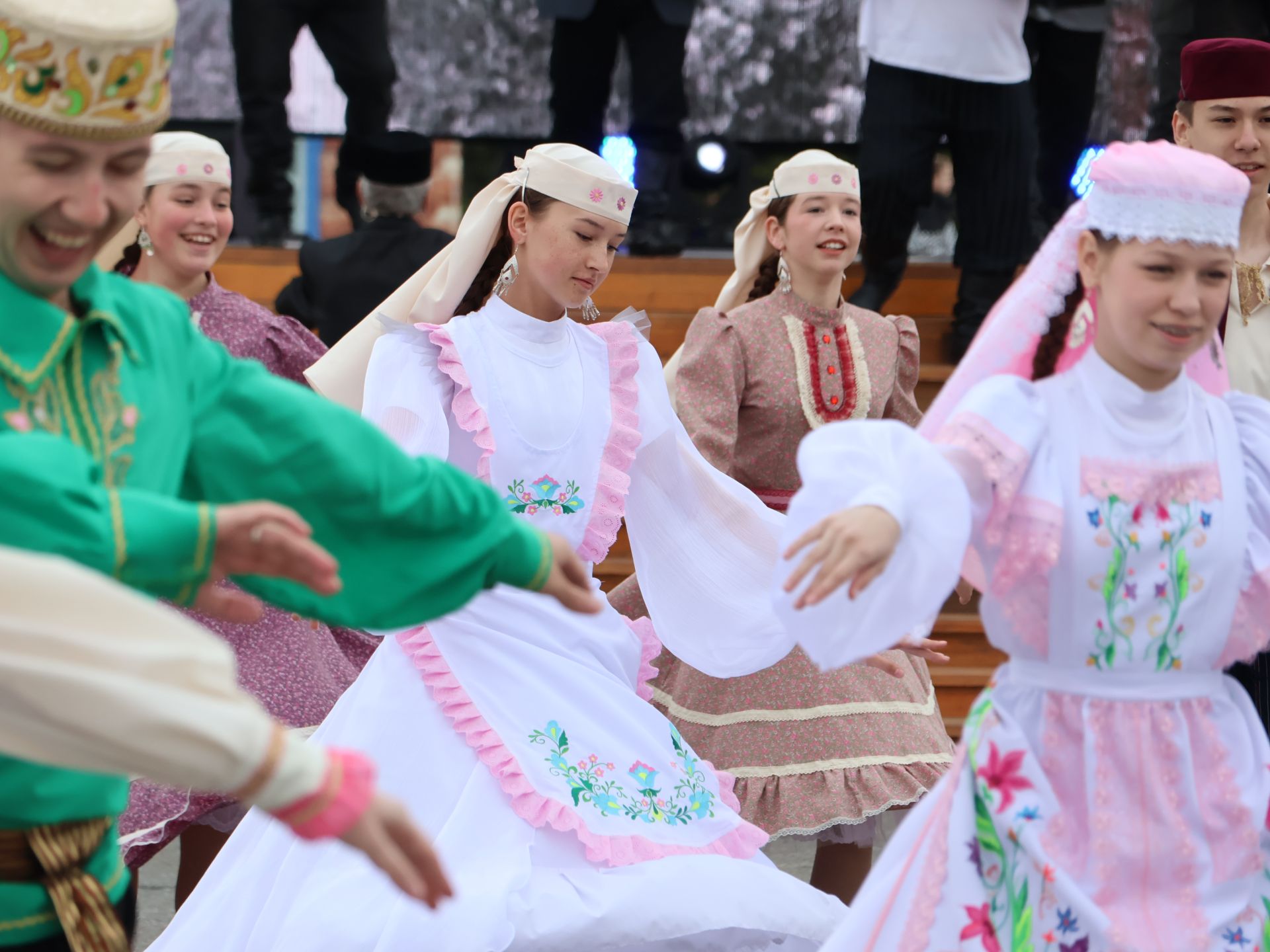 Җиңү килде җирне нурга күмеп, Шатлык белән күзне чылатып!