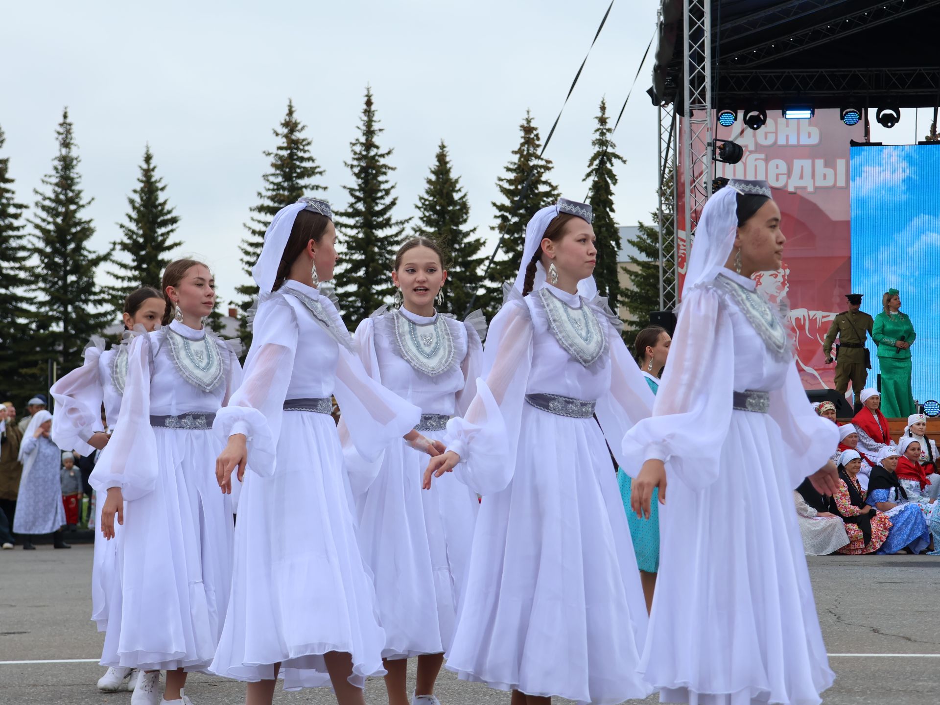 Җиңү килде җирне нурга күмеп, Шатлык белән күзне чылатып!