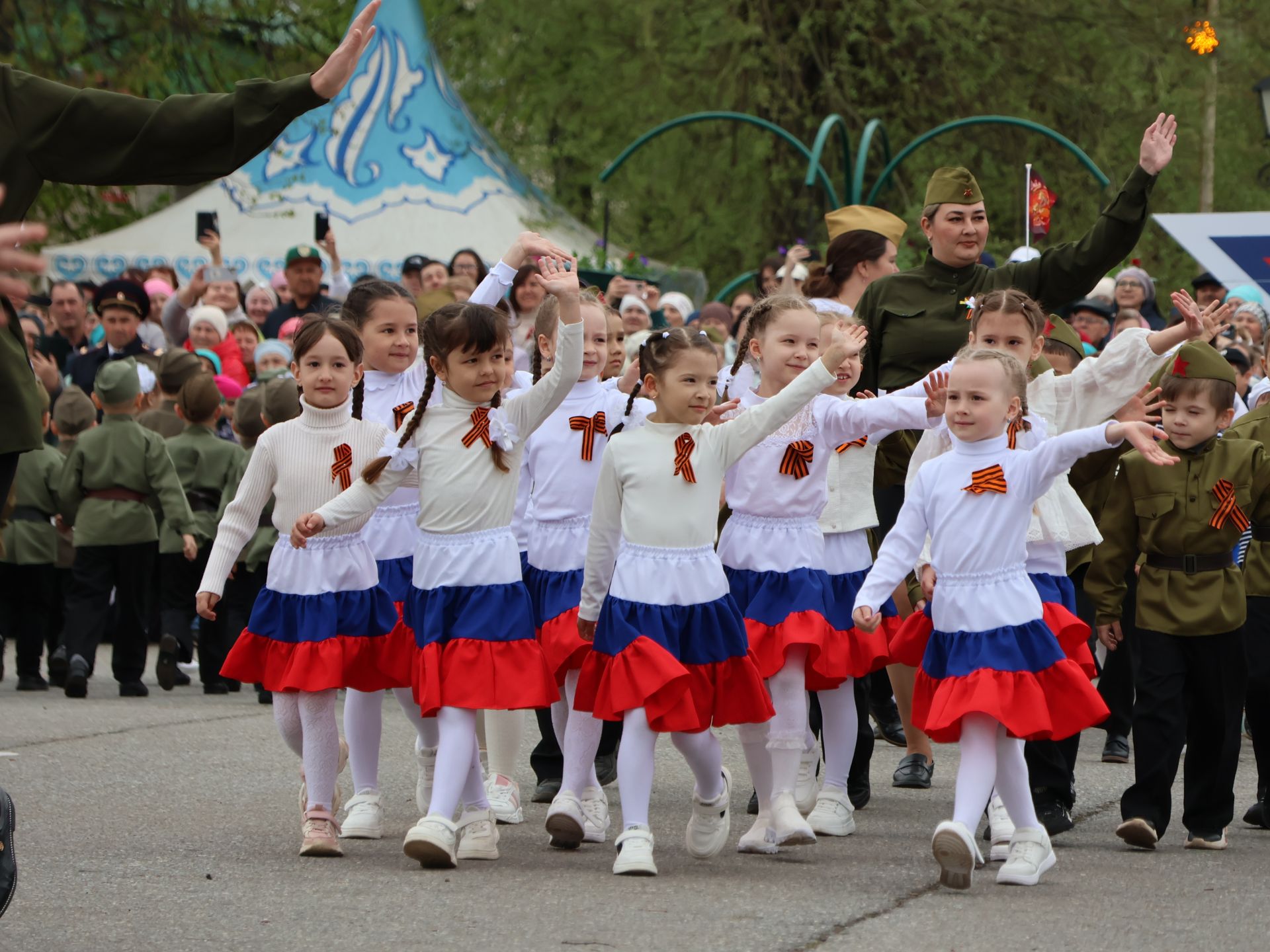 Җиңү килде җирне нурга күмеп, Шатлык белән күзне чылатып!