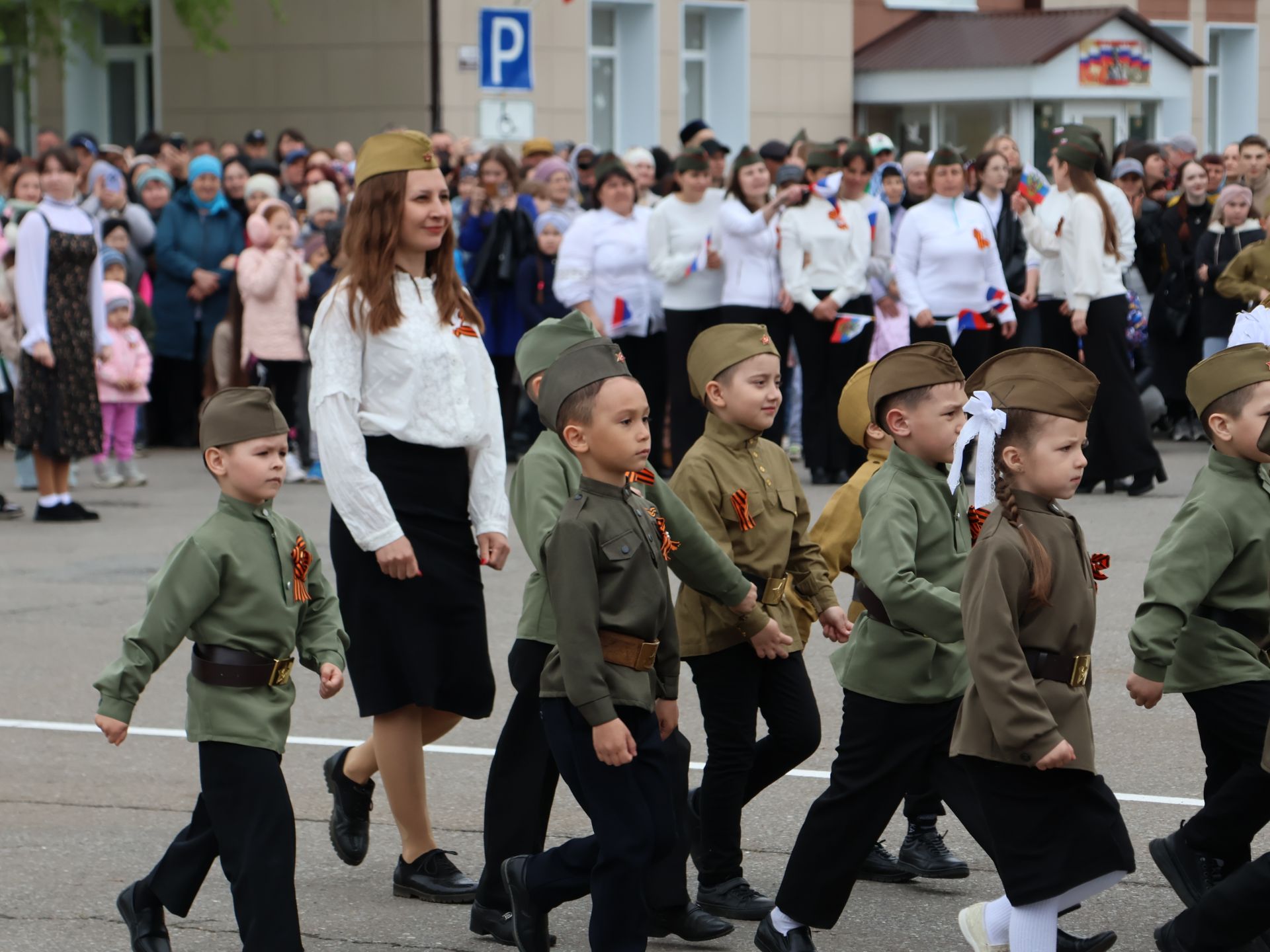 Җиңү килде җирне нурга күмеп, Шатлык белән күзне чылатып!