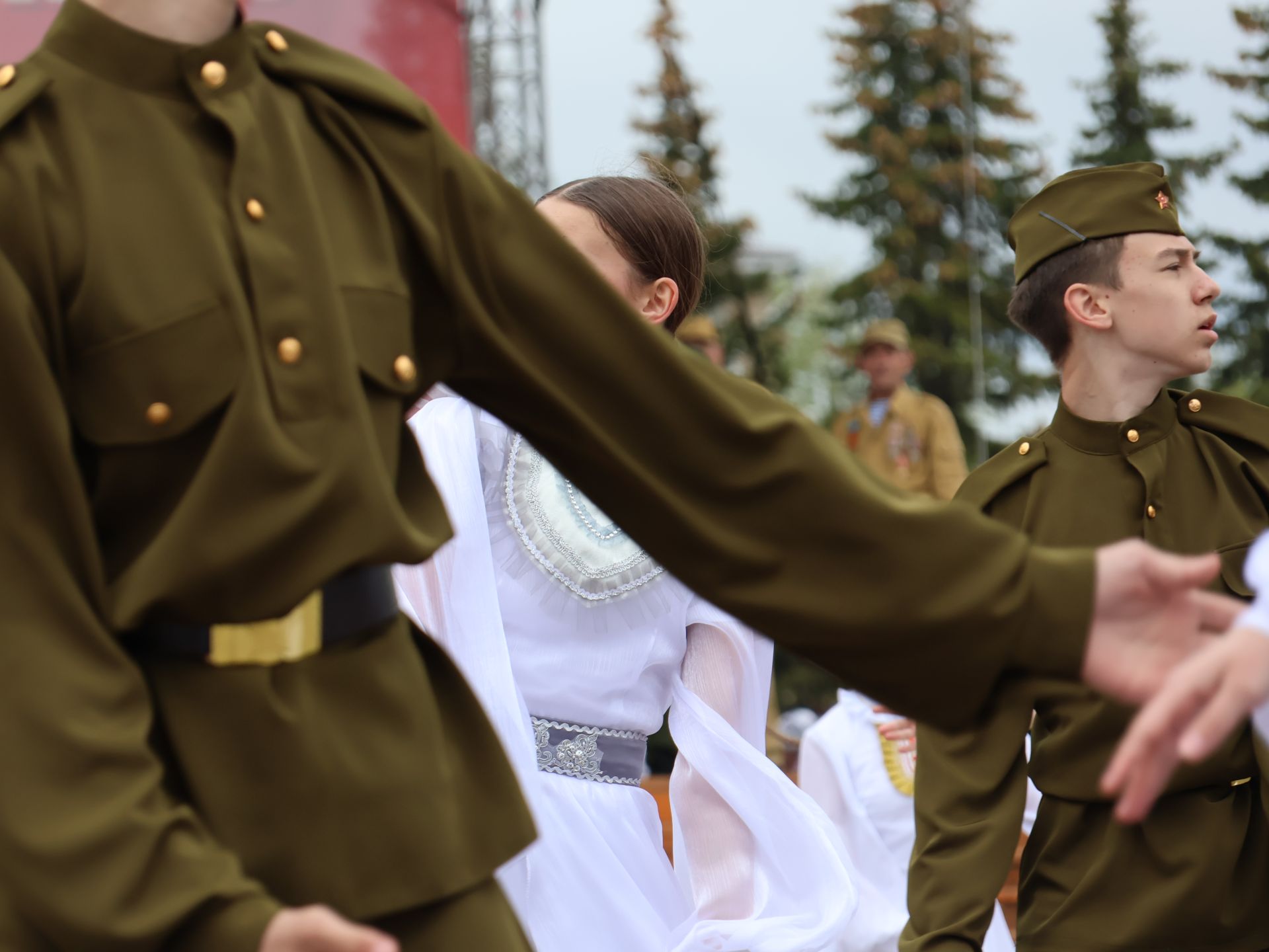 Җиңү килде җирне нурга күмеп, Шатлык белән күзне чылатып!