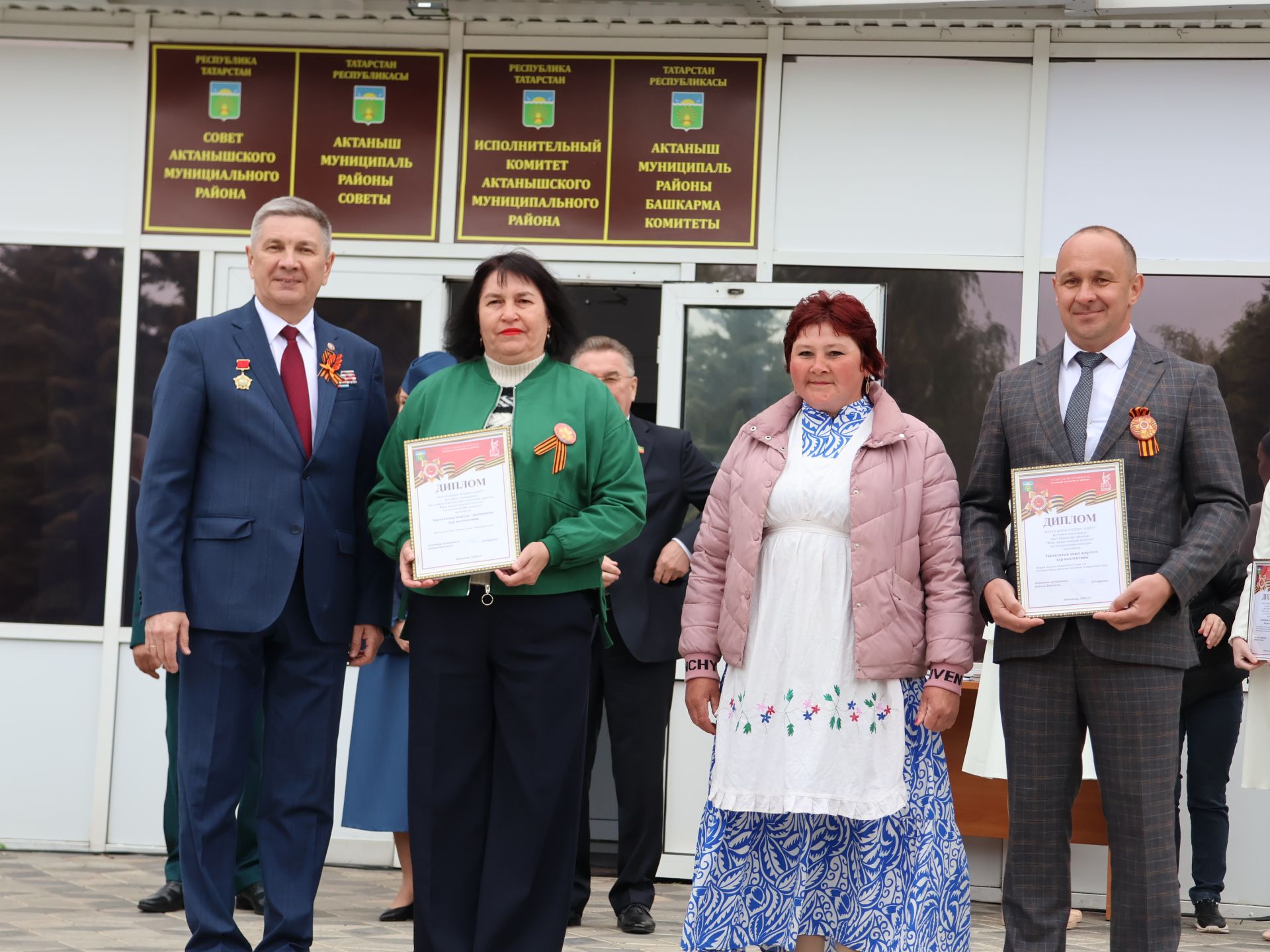 Җиңү килде җирне нурга күмеп, Шатлык белән күзне чылатып!