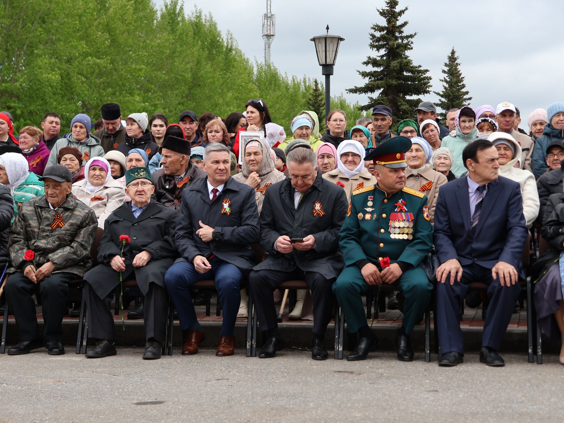 Җиңү килде җирне нурга күмеп, Шатлык белән күзне чылатып!