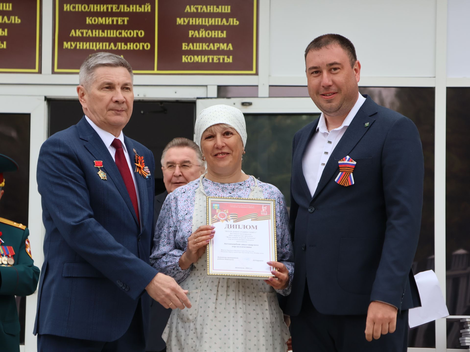 Җиңү килде җирне нурга күмеп, Шатлык белән күзне чылатып!