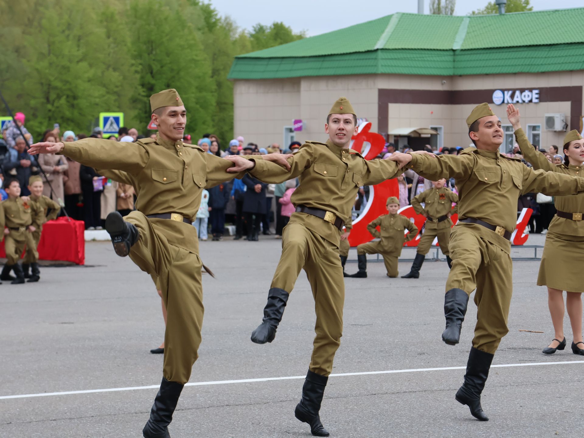 Җиңү килде җирне нурга күмеп, Шатлык белән күзне чылатып!