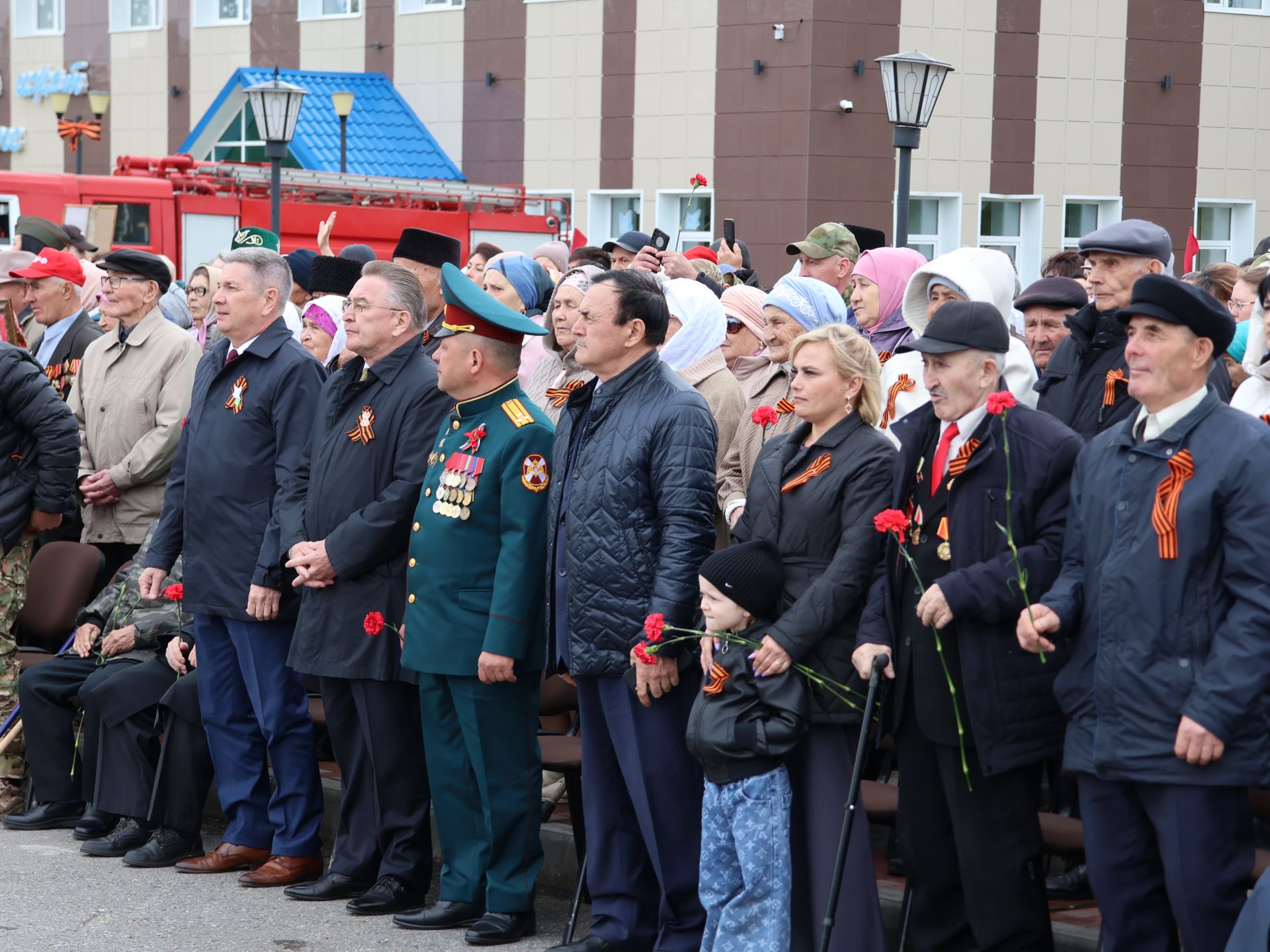 Җиңү килде җирне нурга күмеп, Шатлык белән күзне чылатып!