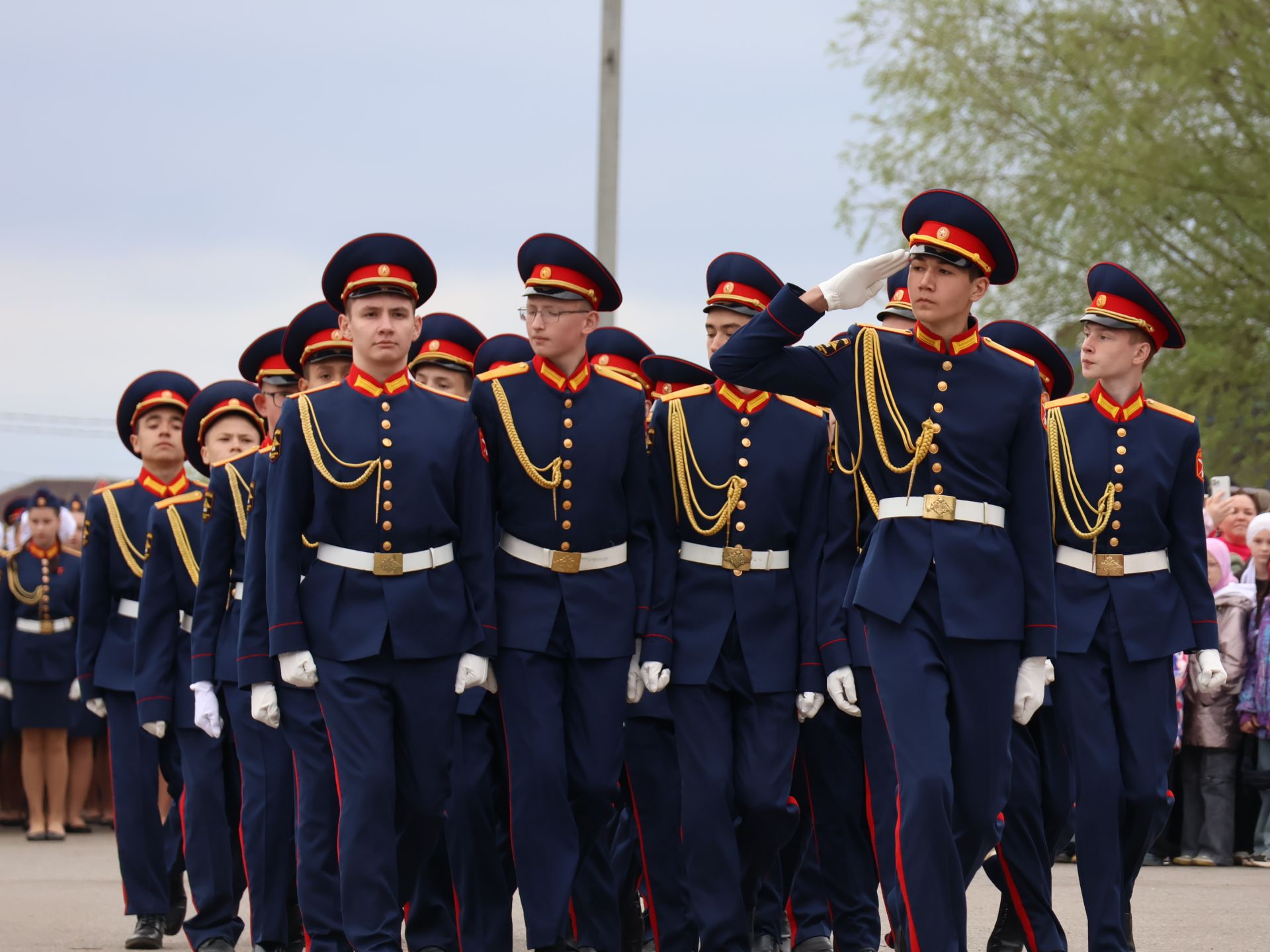 Җиңү килде җирне нурга күмеп, Шатлык белән күзне чылатып!