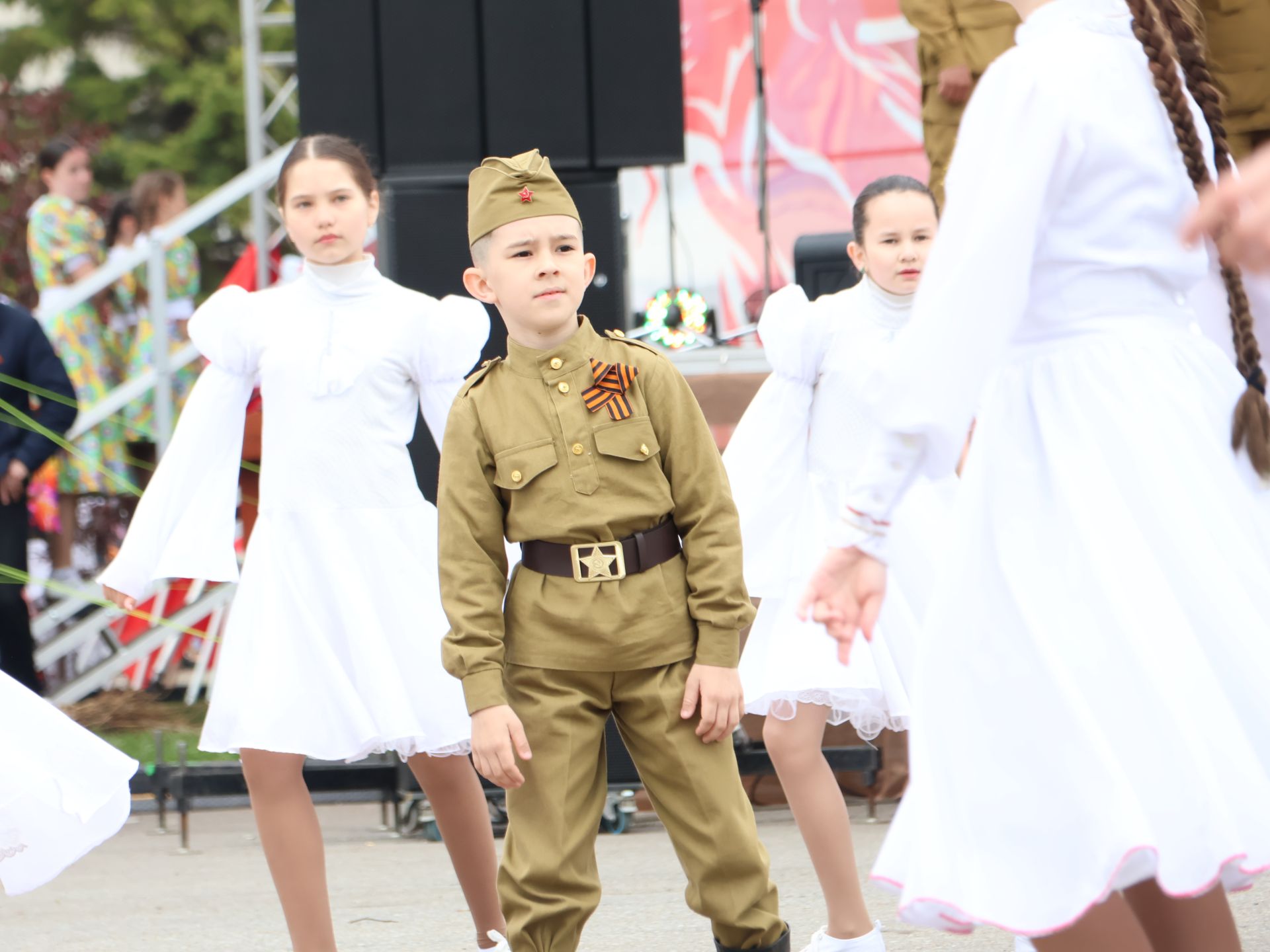 Җиңү килде җирне нурга күмеп, Шатлык белән күзне чылатып!
