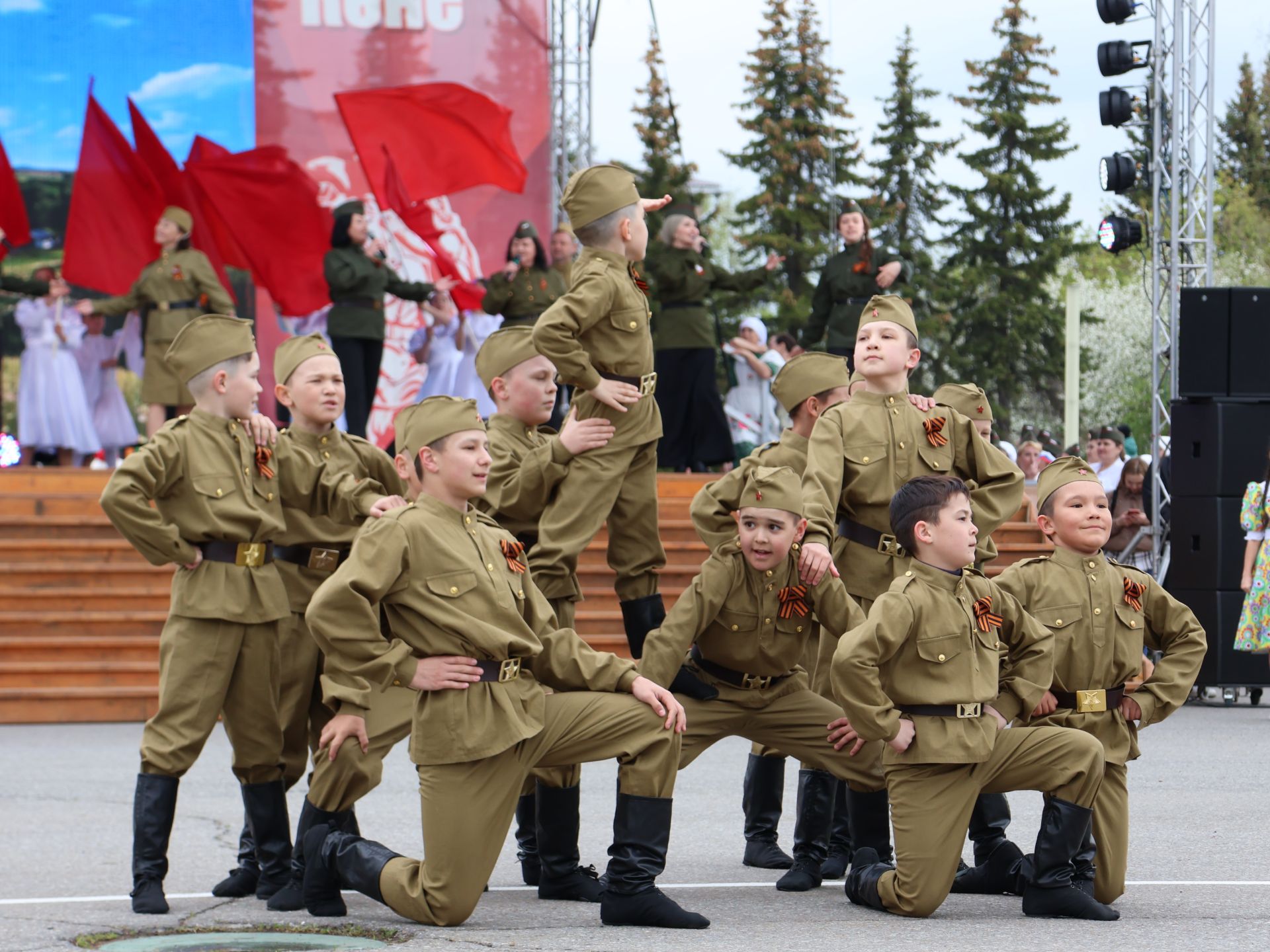 Җиңү килде җирне нурга күмеп, Шатлык белән күзне чылатып!