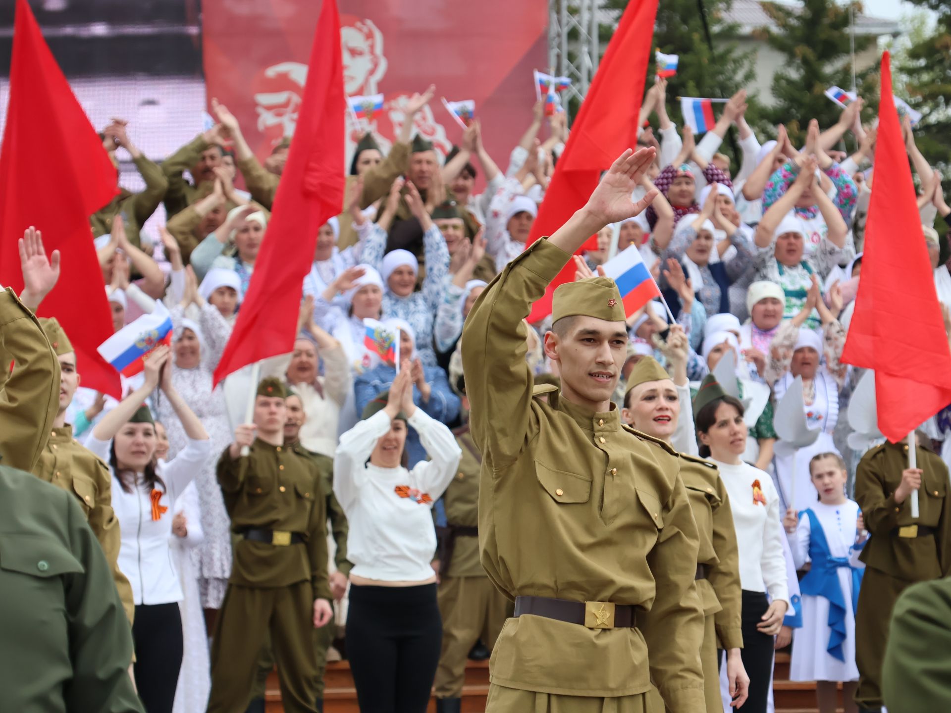Җиңү килде җирне нурга күмеп, Шатлык белән күзне чылатып!