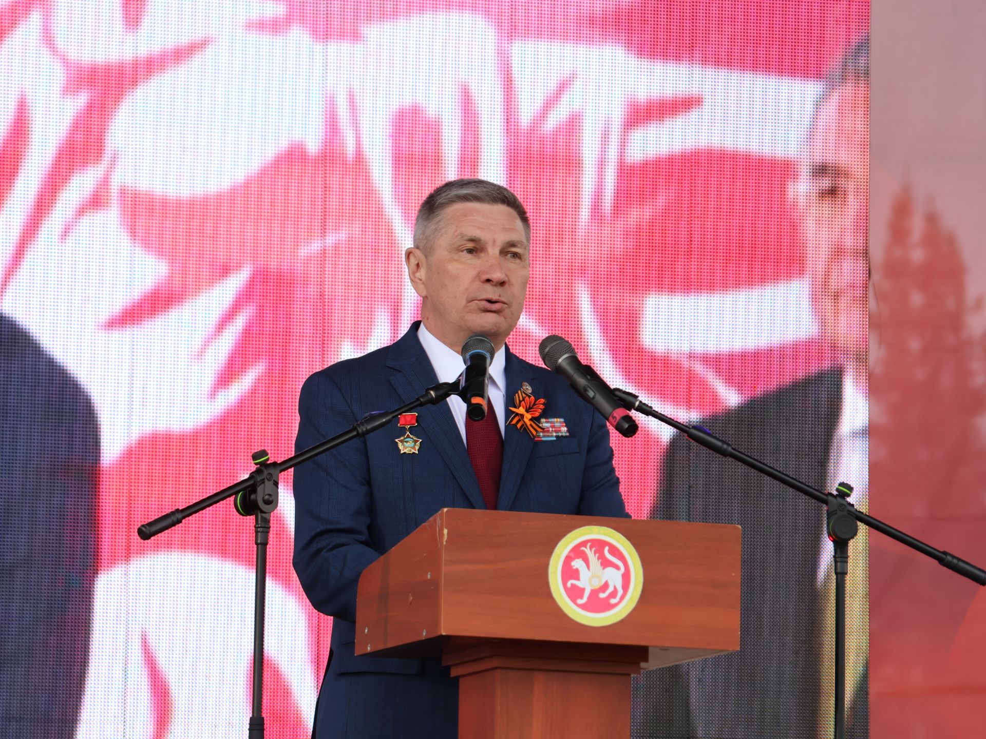 Җиңү килде җирне нурга күмеп, Шатлык белән күзне чылатып!