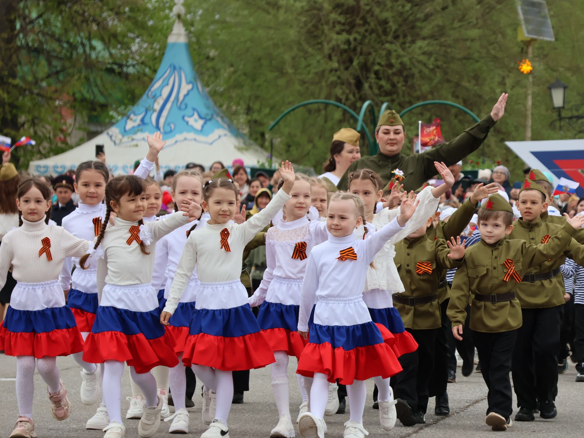 Җиңү килде җирне нурга күмеп, Шатлык белән күзне чылатып!