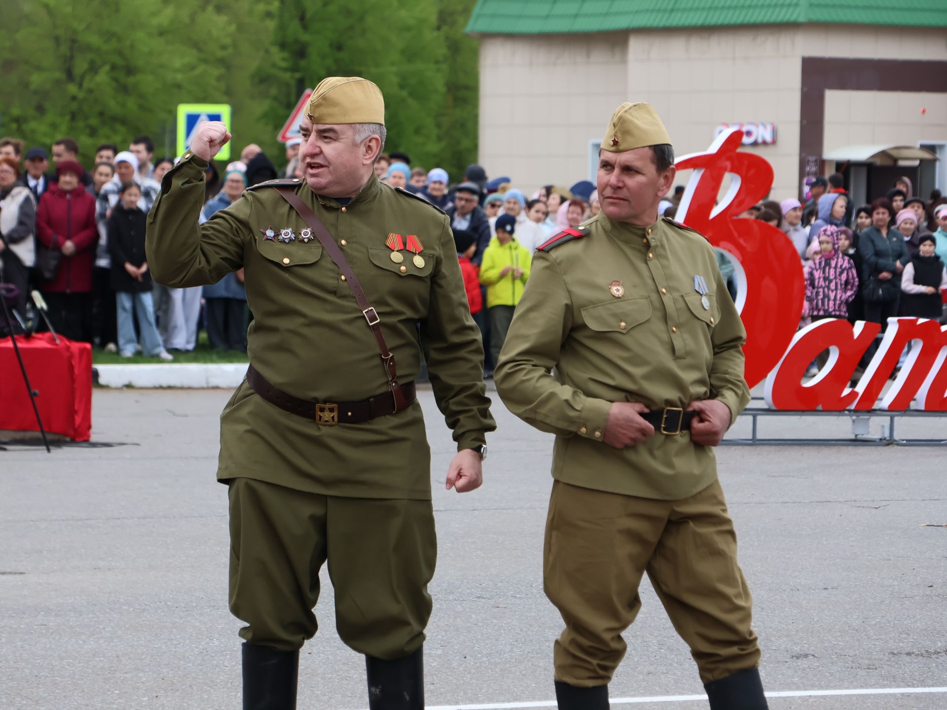Җиңү килде җирне нурга күмеп, Шатлык белән күзне чылатып!