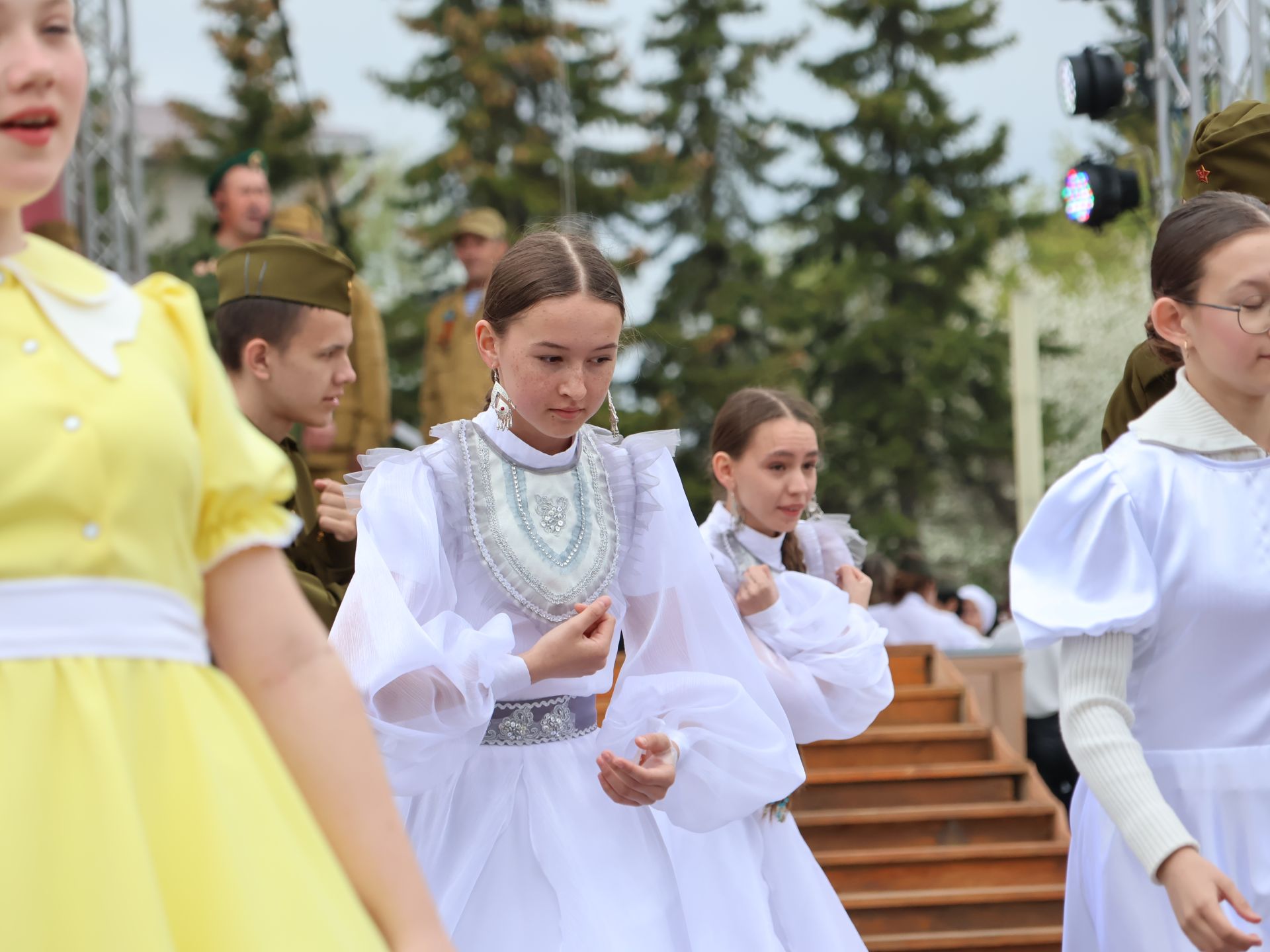 Җиңү килде җирне нурга күмеп, Шатлык белән күзне чылатып!
